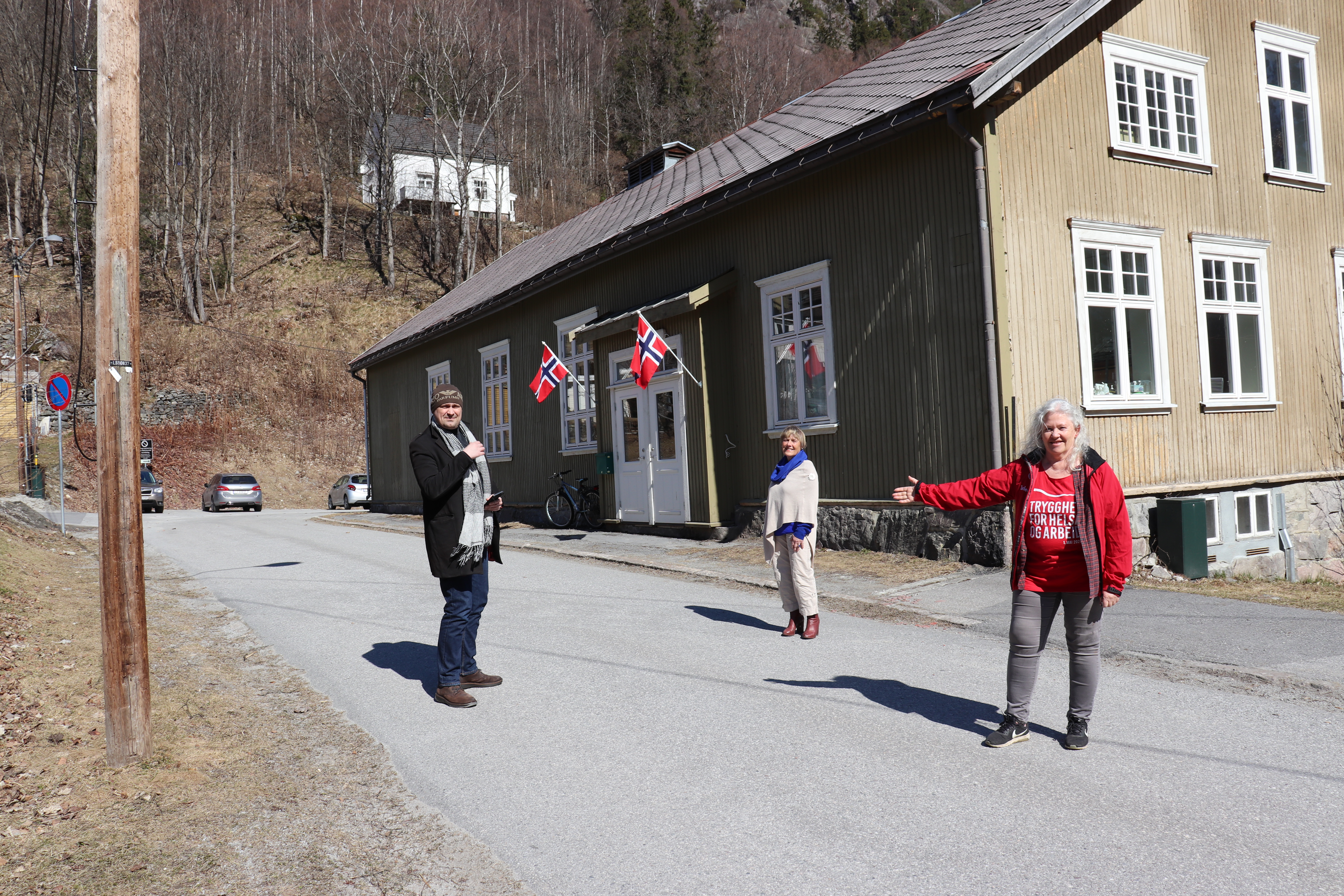 Blide personer fra styret i LO i Tinn i forgrunn, bak Såheim Folkets hus på Rjukan