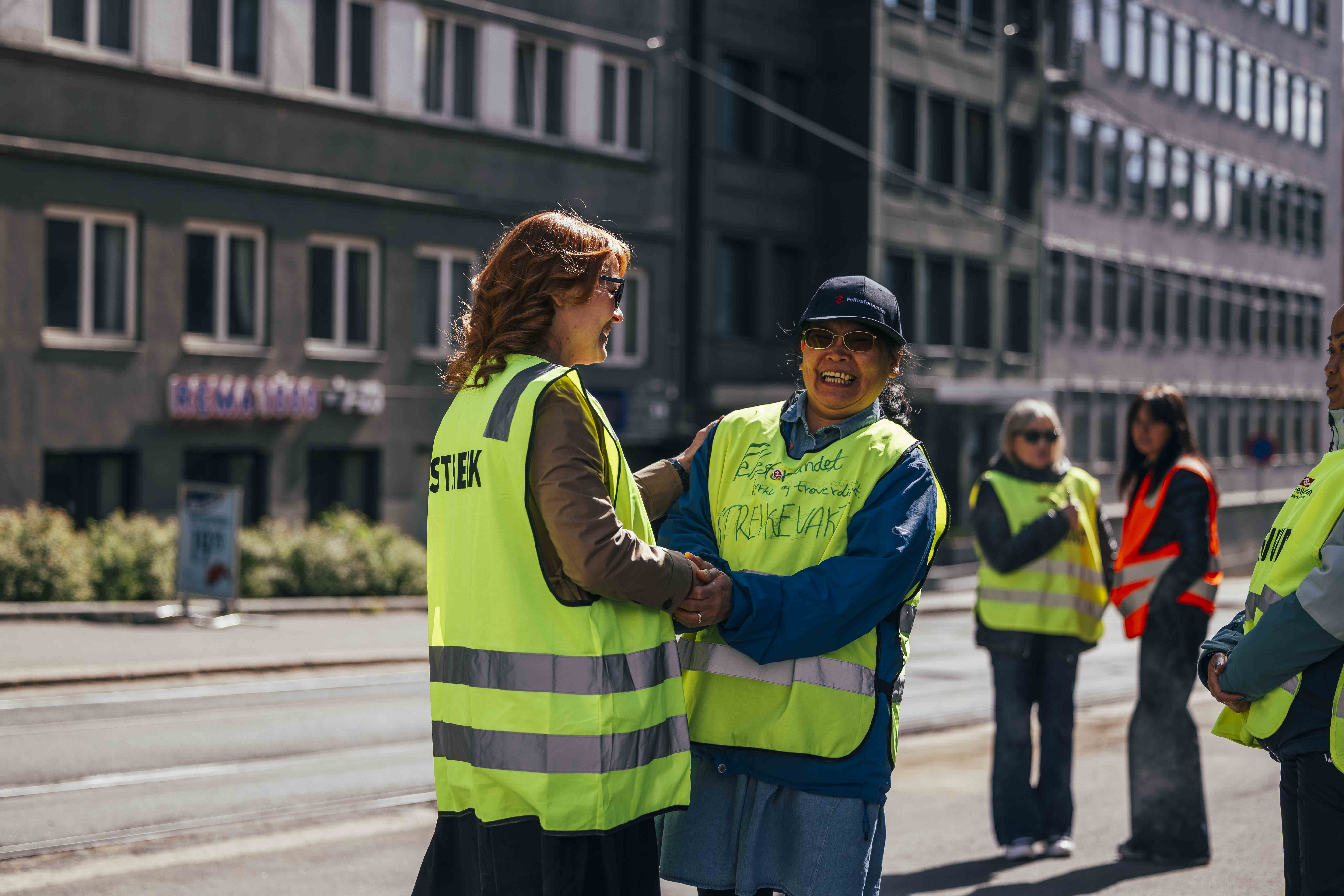 LO-leder Kine Asper Vistnes i god samtale med en streikevakt.  Begge i gule vester.