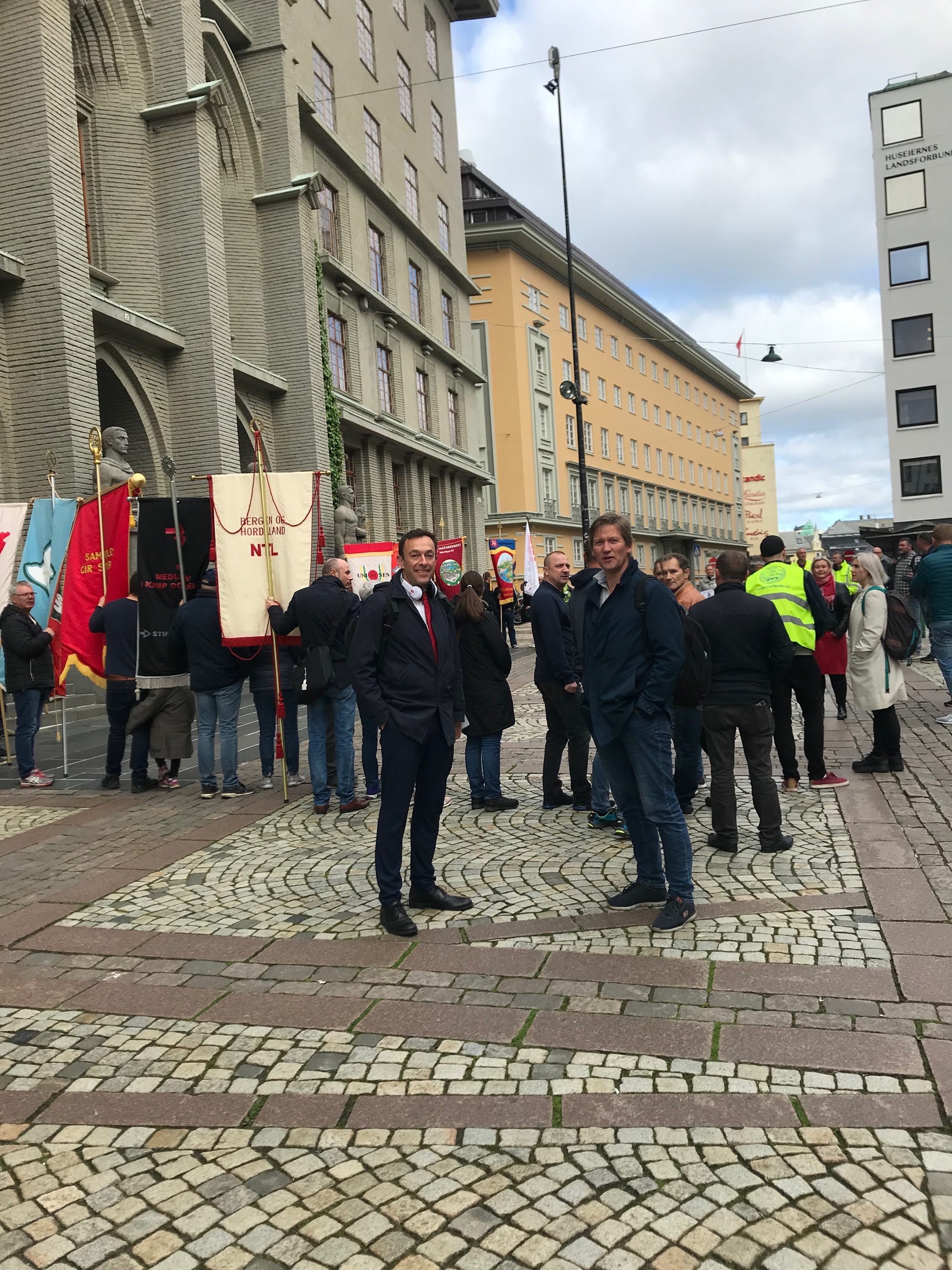 Bilde av advokat Fredrik Wildhagen og Jarle Wilhelmsen utenfor Bergen tingrett