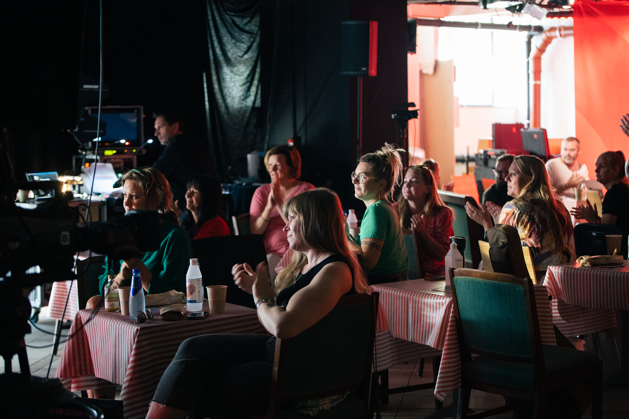 Folk som klapperi et innendørarrangement.