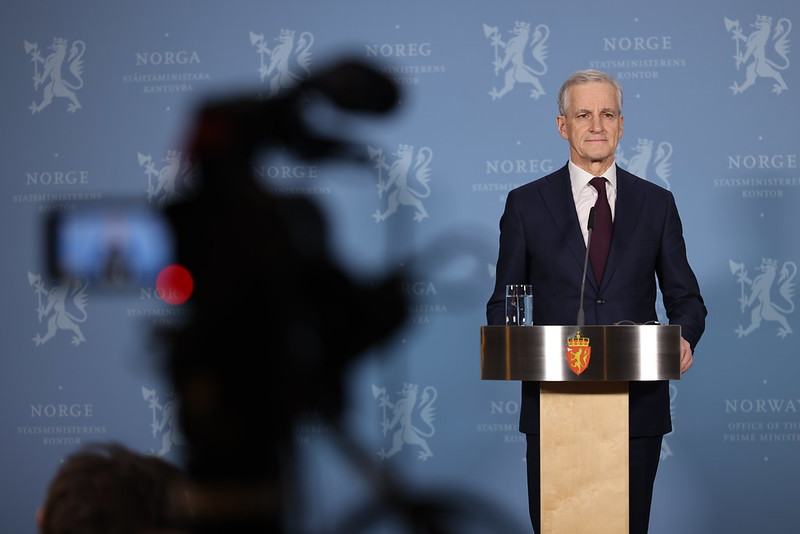 Statsminister Jonas Garh Støre på pressekonferanse. Foto.