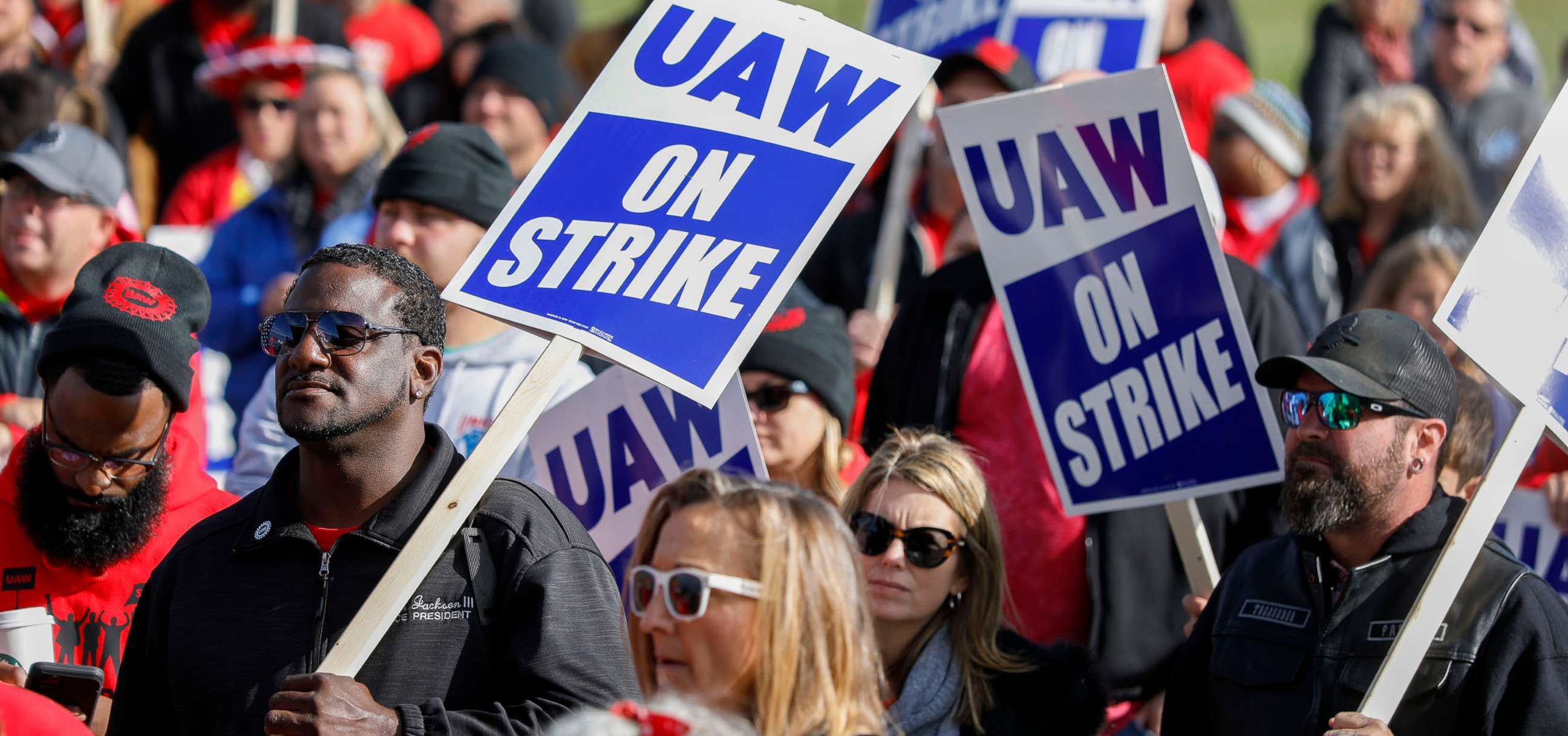Mennesker i protesttog i USA holder plakater. Foto.