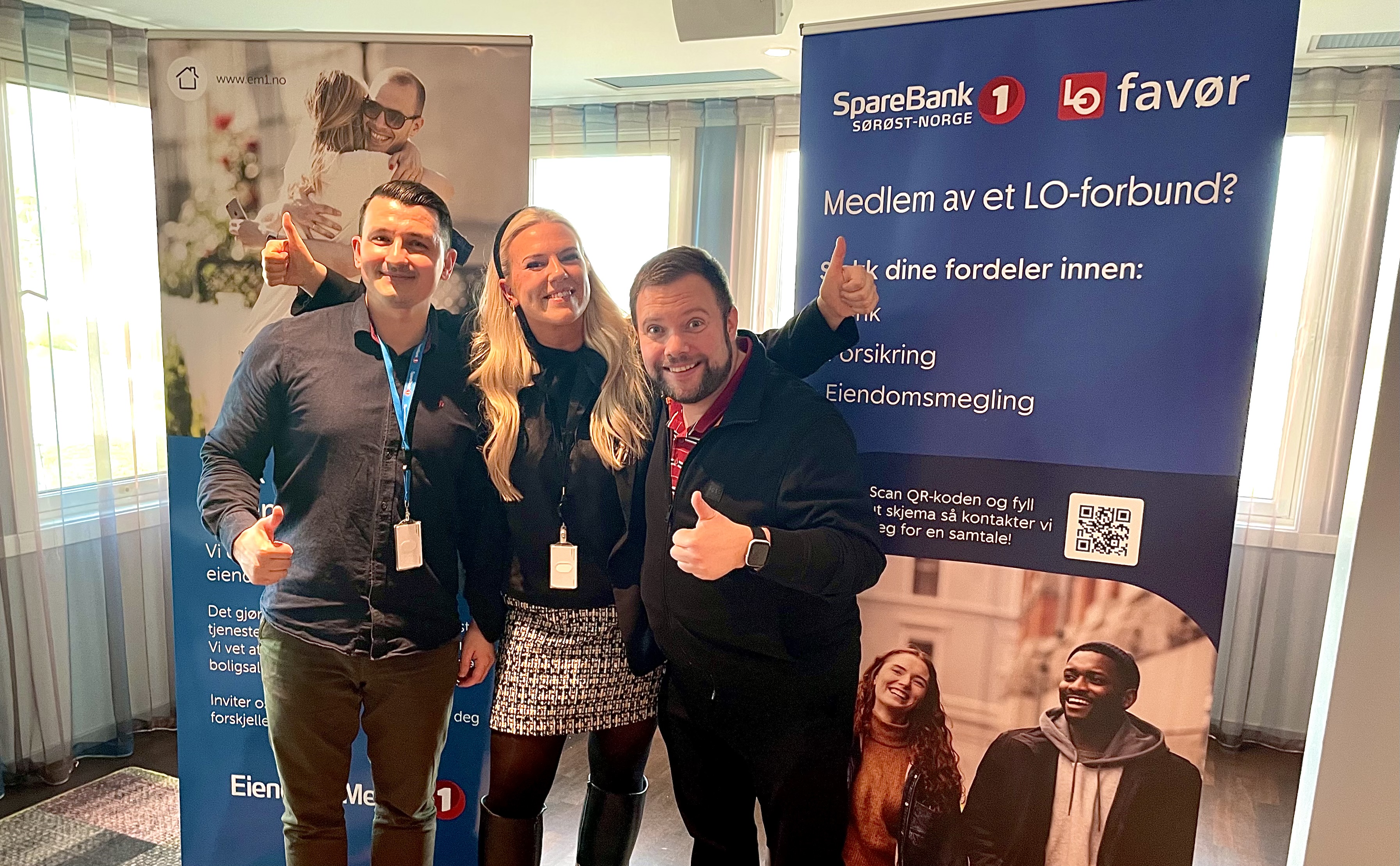 Tre foredragsholdere i forgrunn av to Sparebank1 rollups