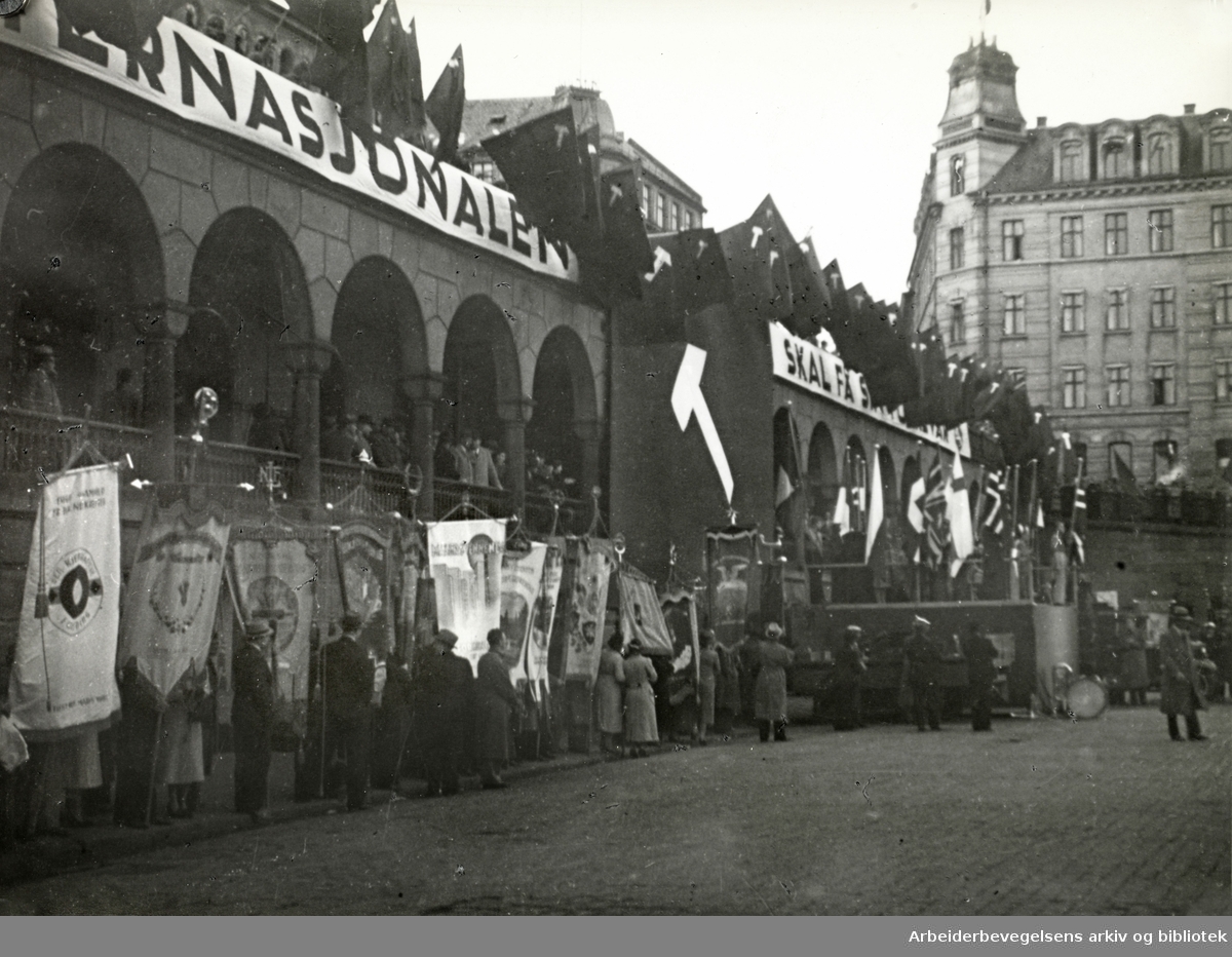 Flaggtog på Youngstorget 1. mai 1938. Foto.