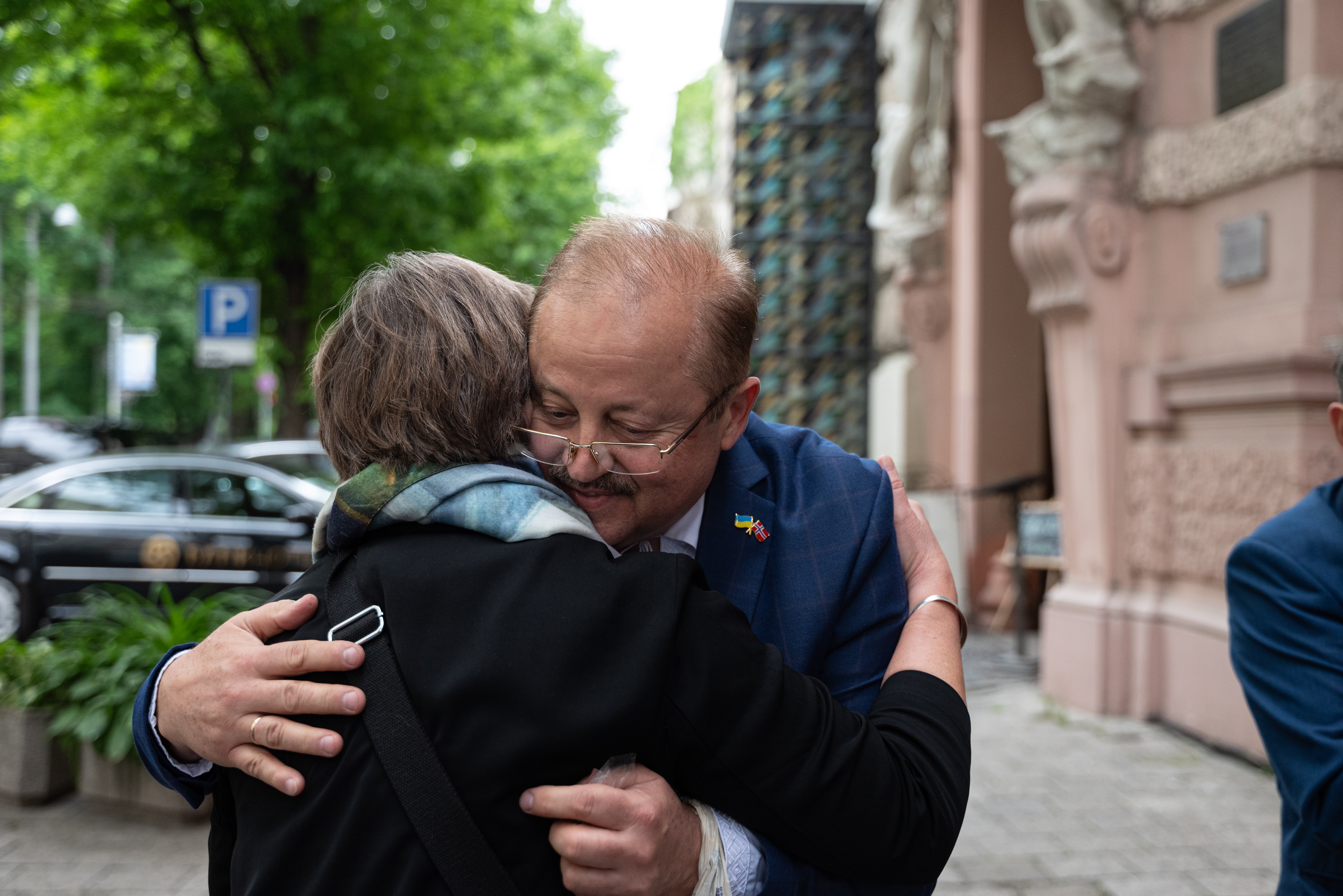 To personer som klemmer. foto