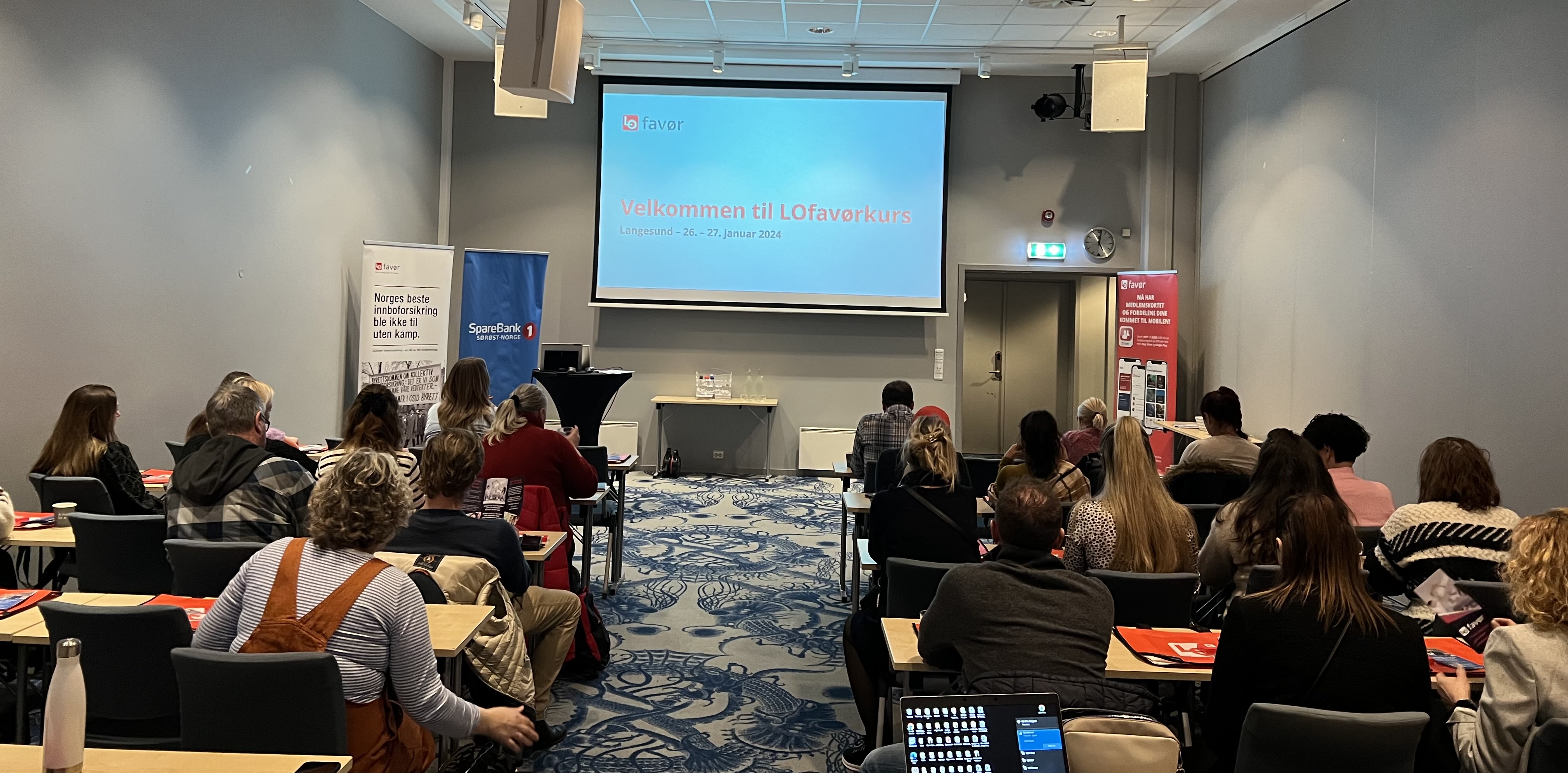 Fra bak i salen der LOfavlrkurset ble holdt. Deltakerne sitter og venter på at vi skal starte.