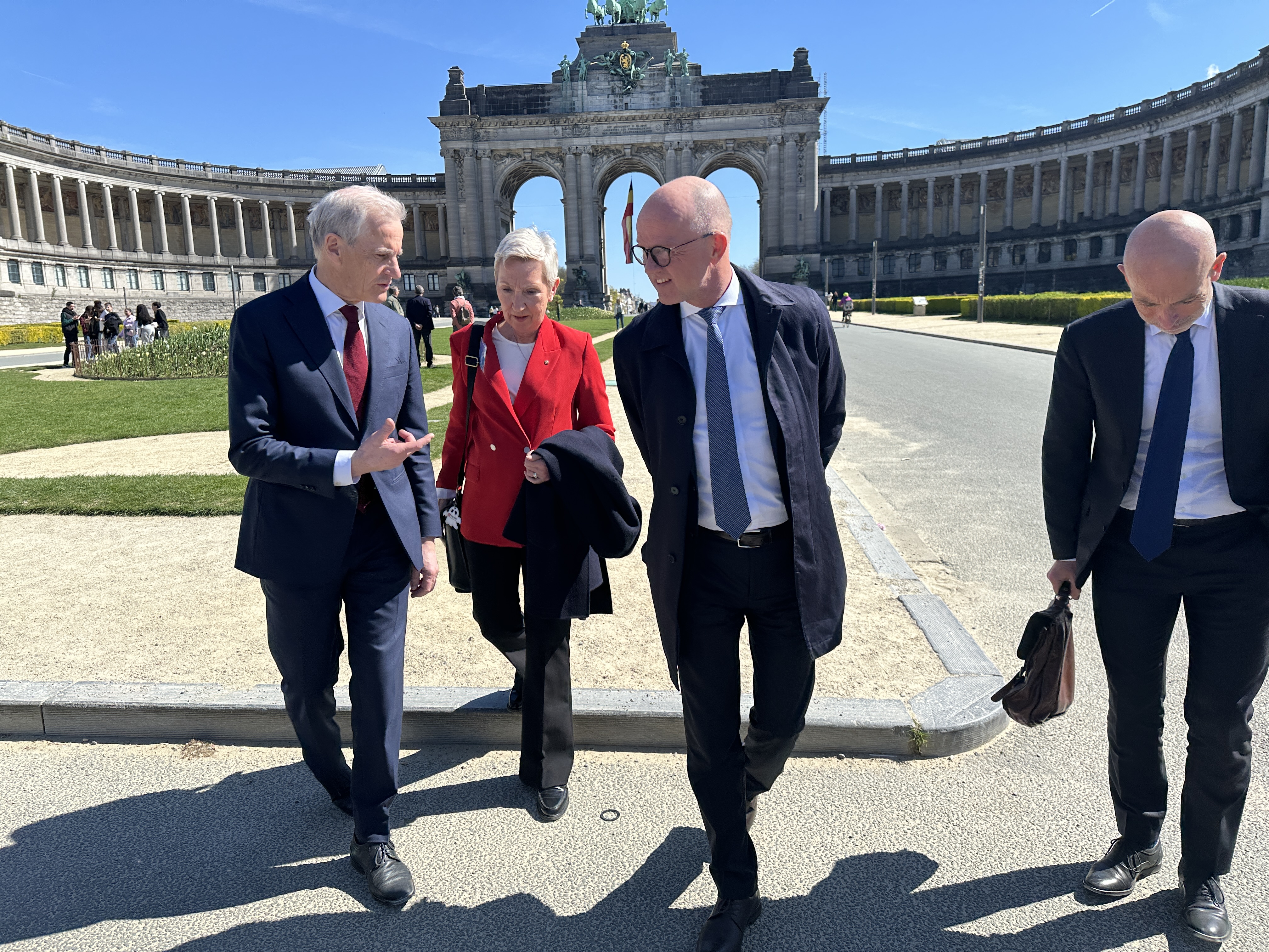 Bilde av en ansatt med mobil