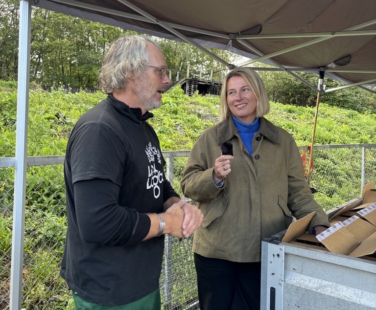 Åsmund Gylder, mann med grått hår, snakker med Kathrine Haugland Martinsen, blond dame, som holder en liten mikrofon.