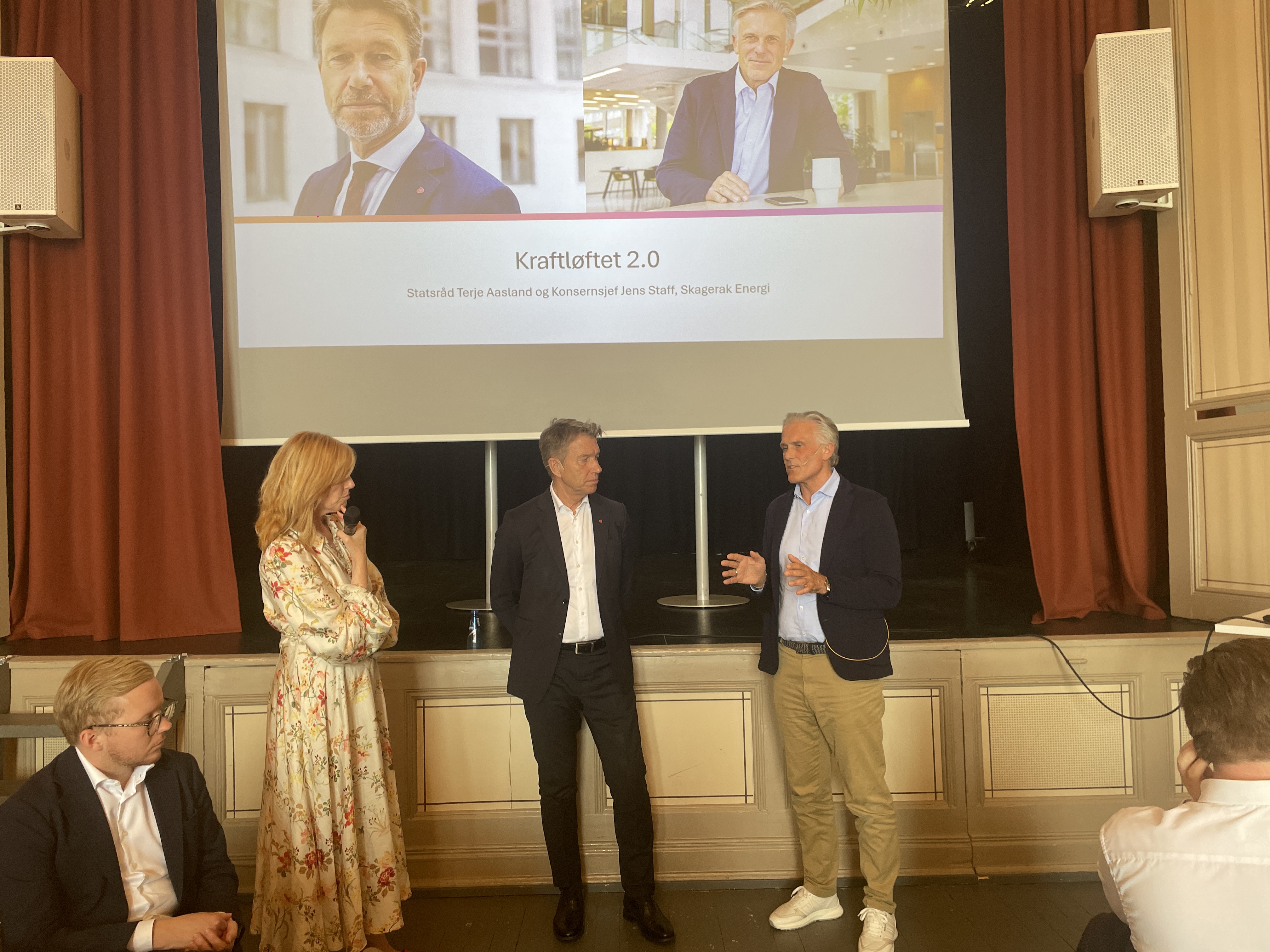 Kvinne og to menn på scenen