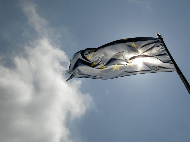 EU-flagget vaier mot himmelen