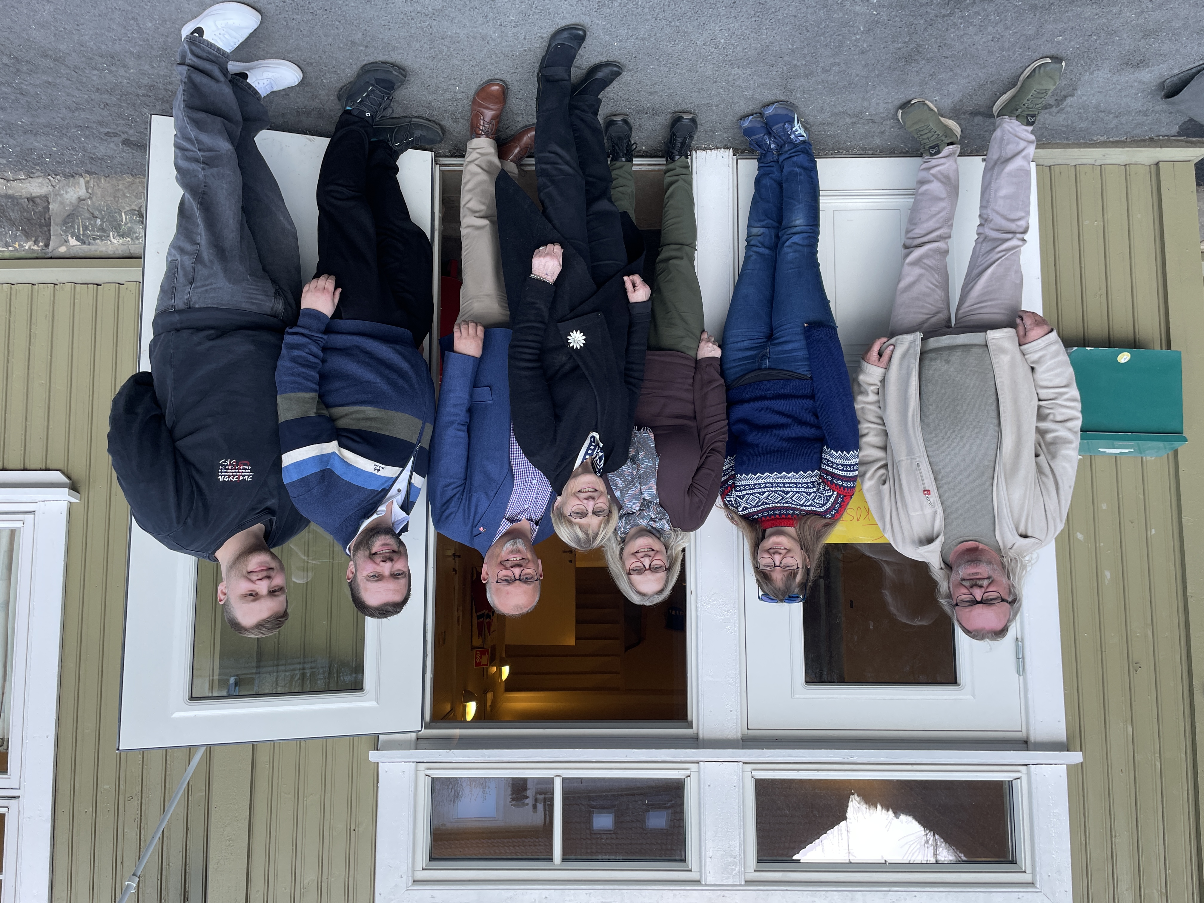 Deltakerne på årsmøtet i LO i Tinn står foran inngangen til Såheim Folkets hus i Rjukan.