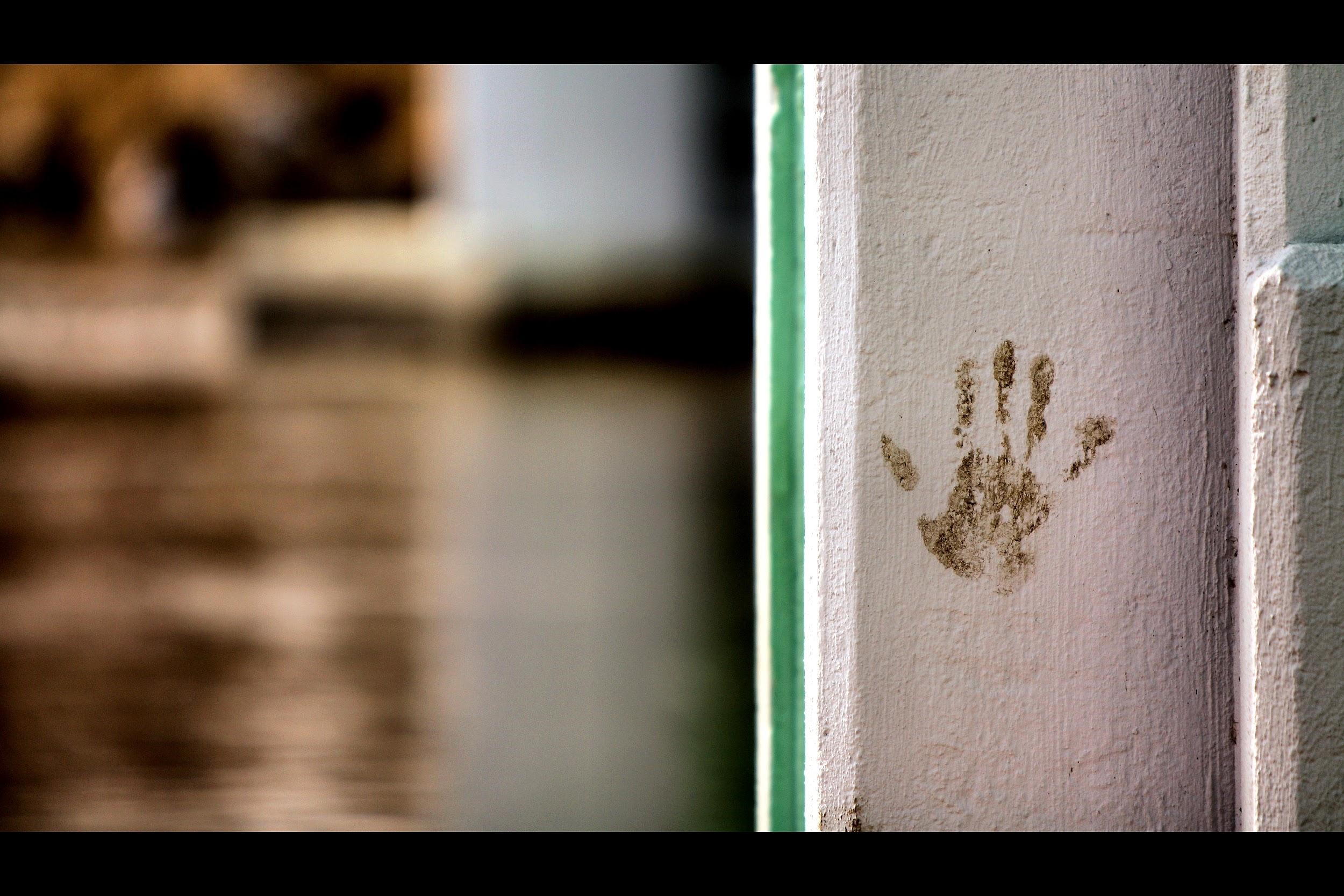 Murvegg med håndavtrykk