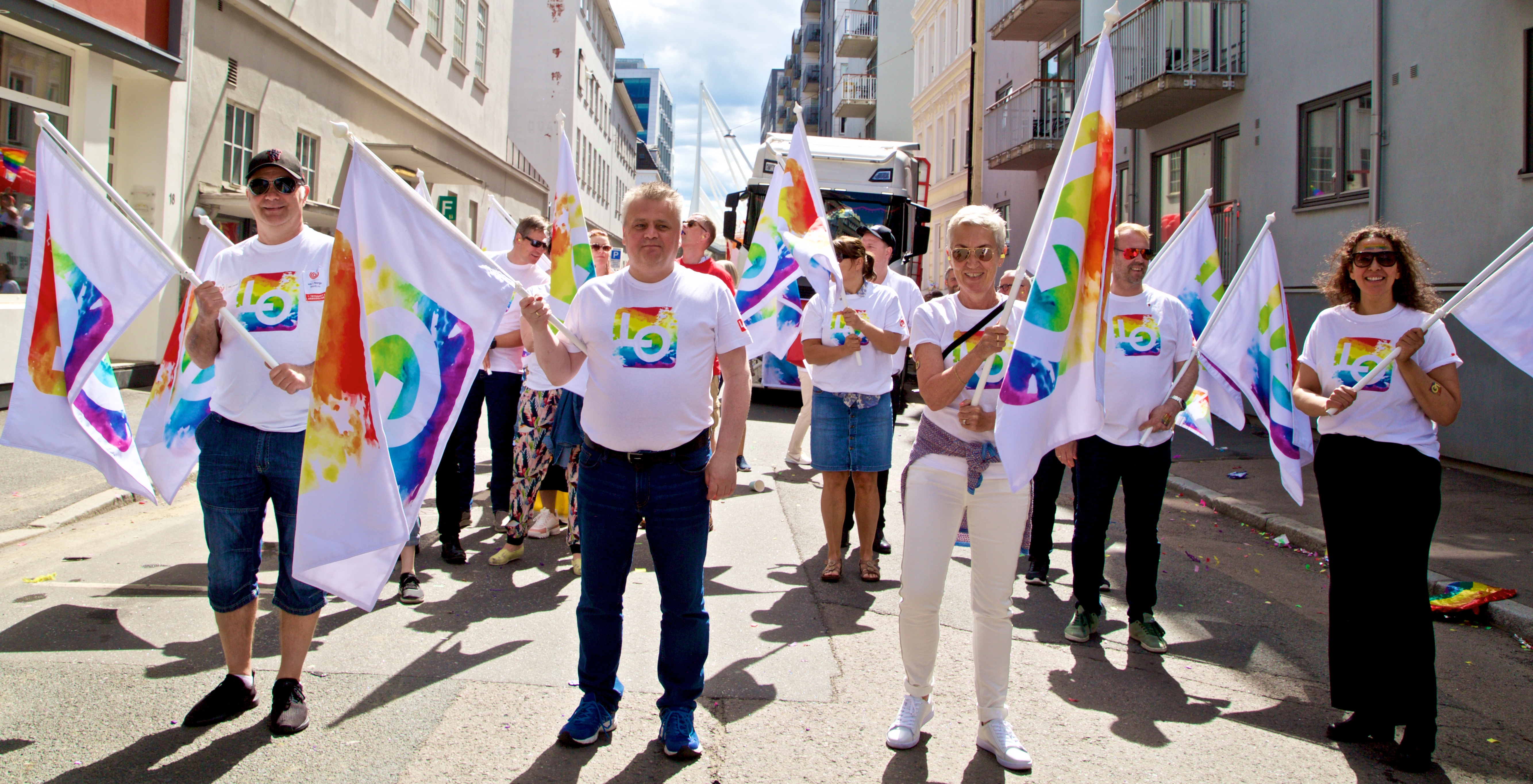 LO-tillitsvalgte som feirer Oslo Pride med LOs grafiske profil pyntet i regnbuens farger