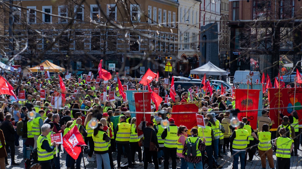 Bilde av streikende LO-medlemmer.
