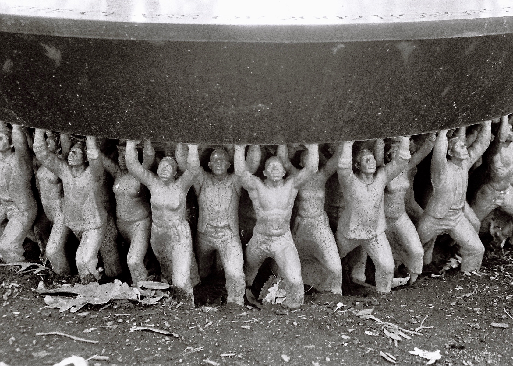 Skulptur av menn som løfter