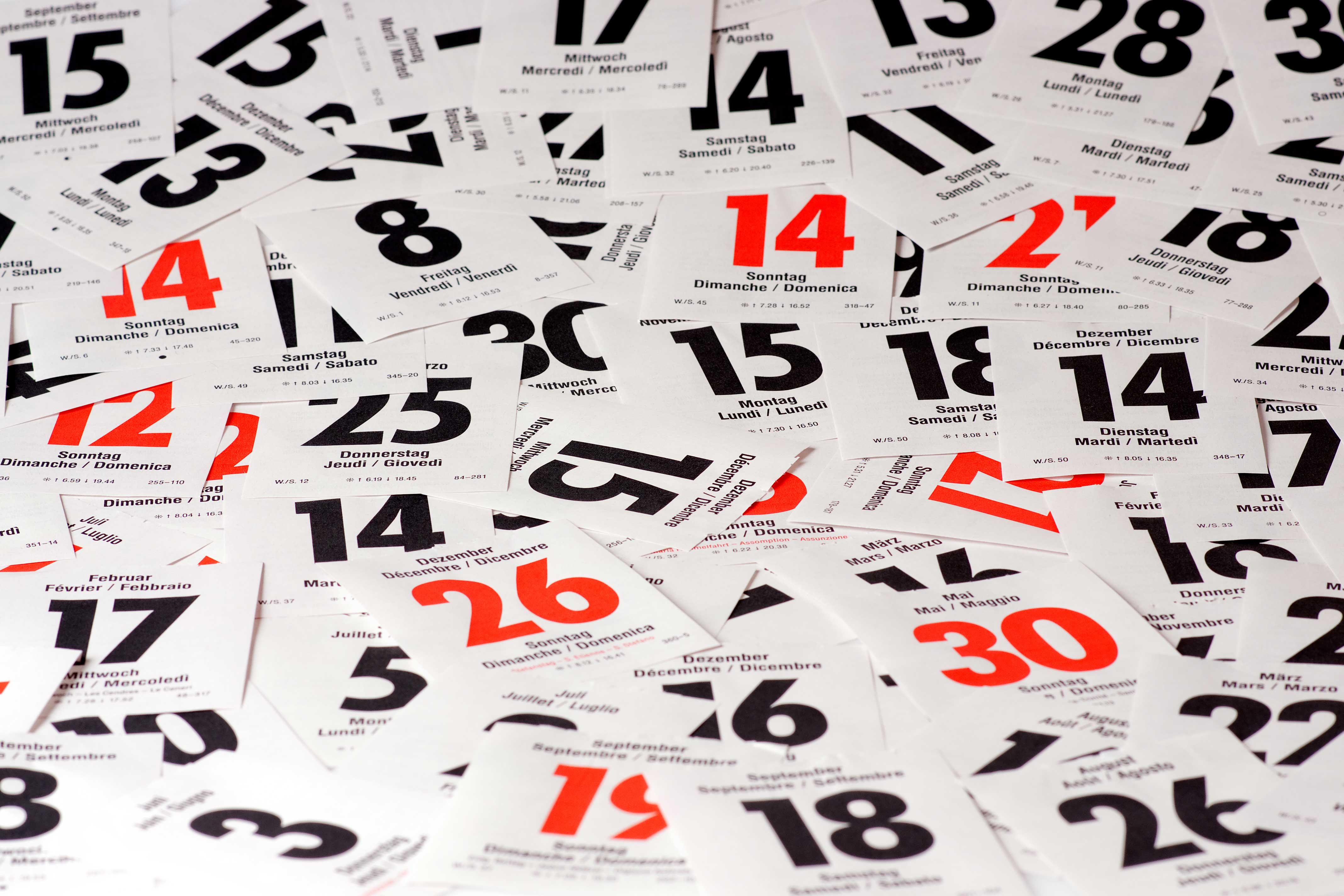 Kalenderark med dato ligger strødd utover. Illustrasjon.