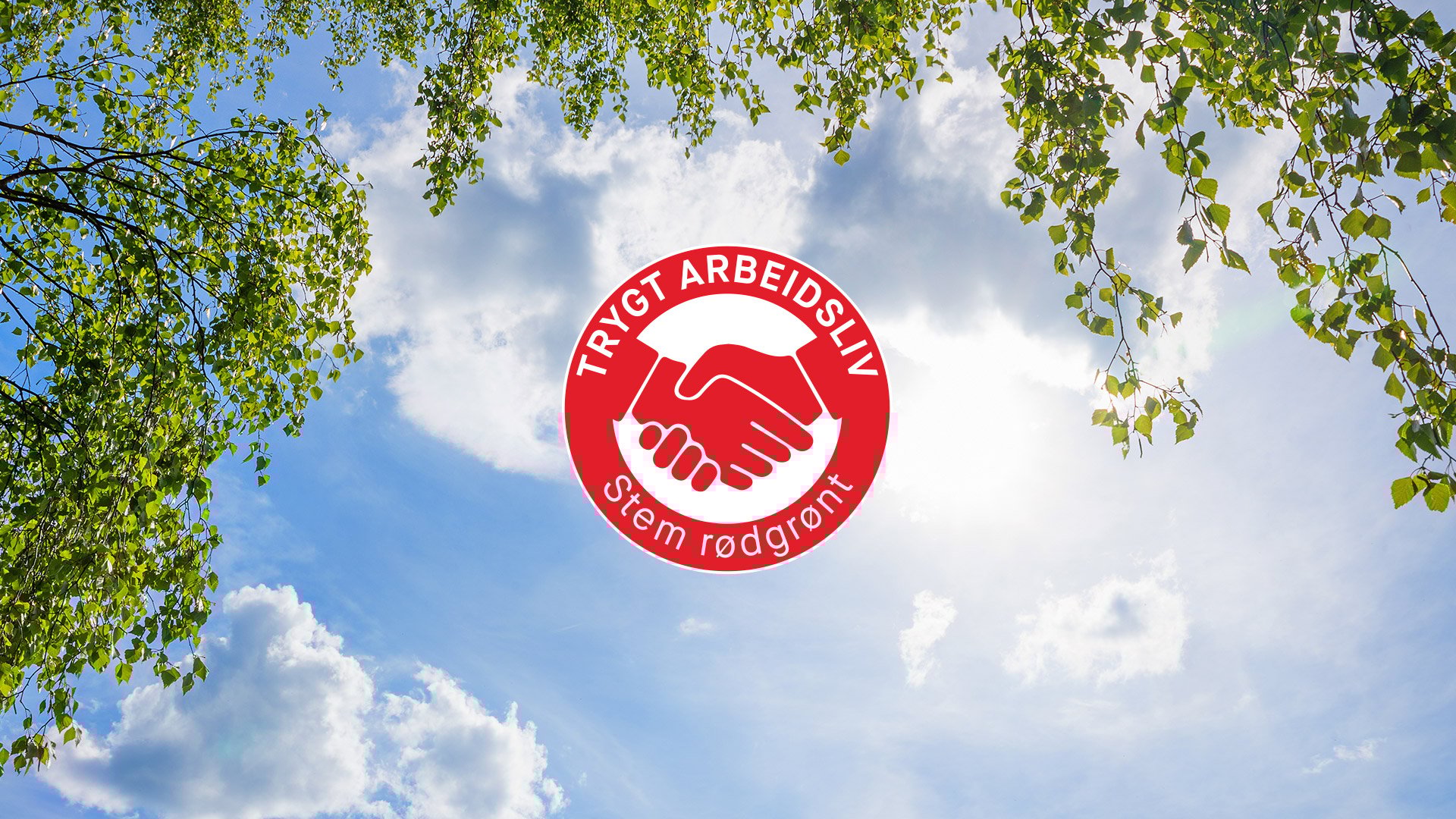 1. mai-pin med tekst "Trygt arbeidsliv – stem rødgrønt" på bakgrunn med trær og blå himmel. 