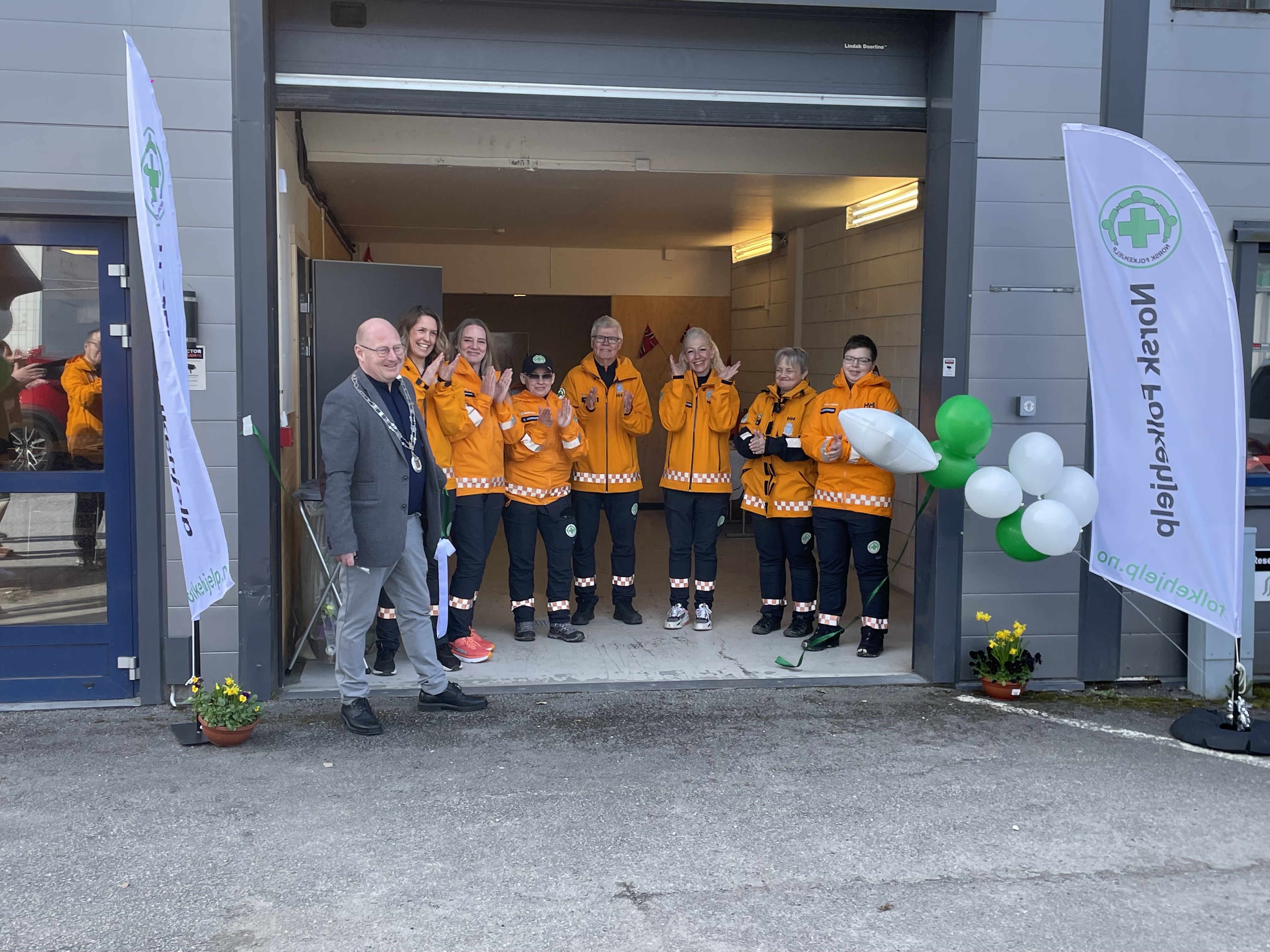 Ordfører Jørn Inge Næss klipper snora for Norsk Folkehjelp