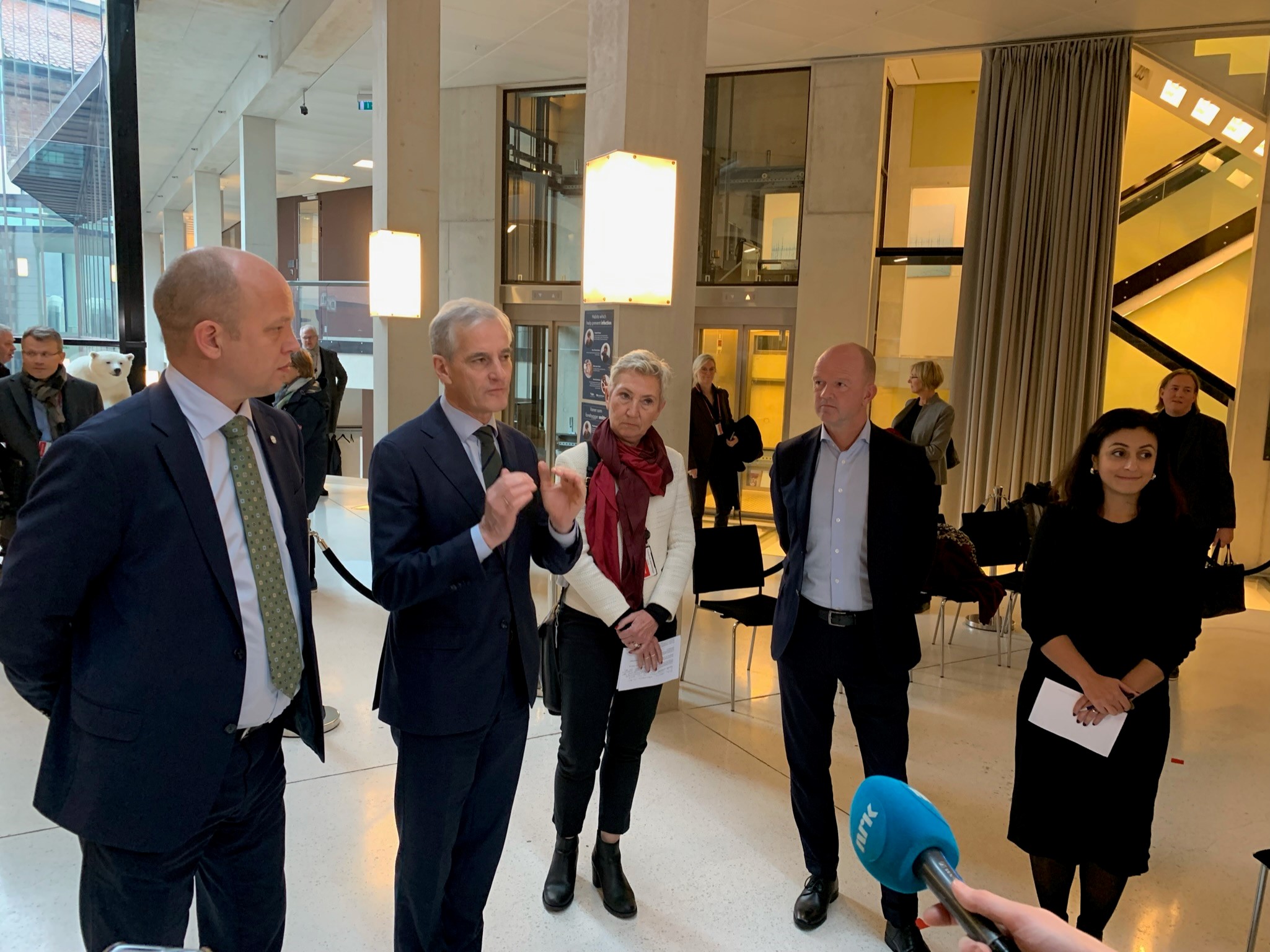 Vedum, Støre, Peggy, NHO-sjef og Hadia i en foaje. Oppstilt til intervju. Det er Støre som snakker. 