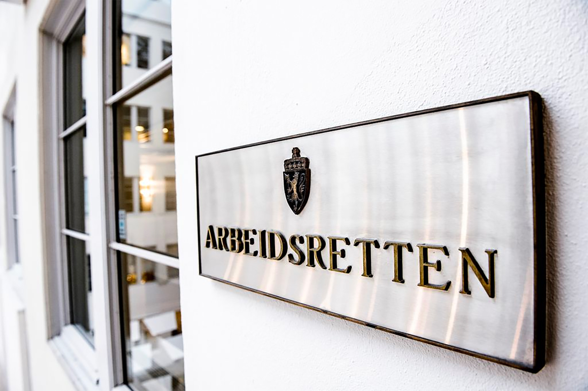 Bil de av et skilt der det står arbeidsretten. 