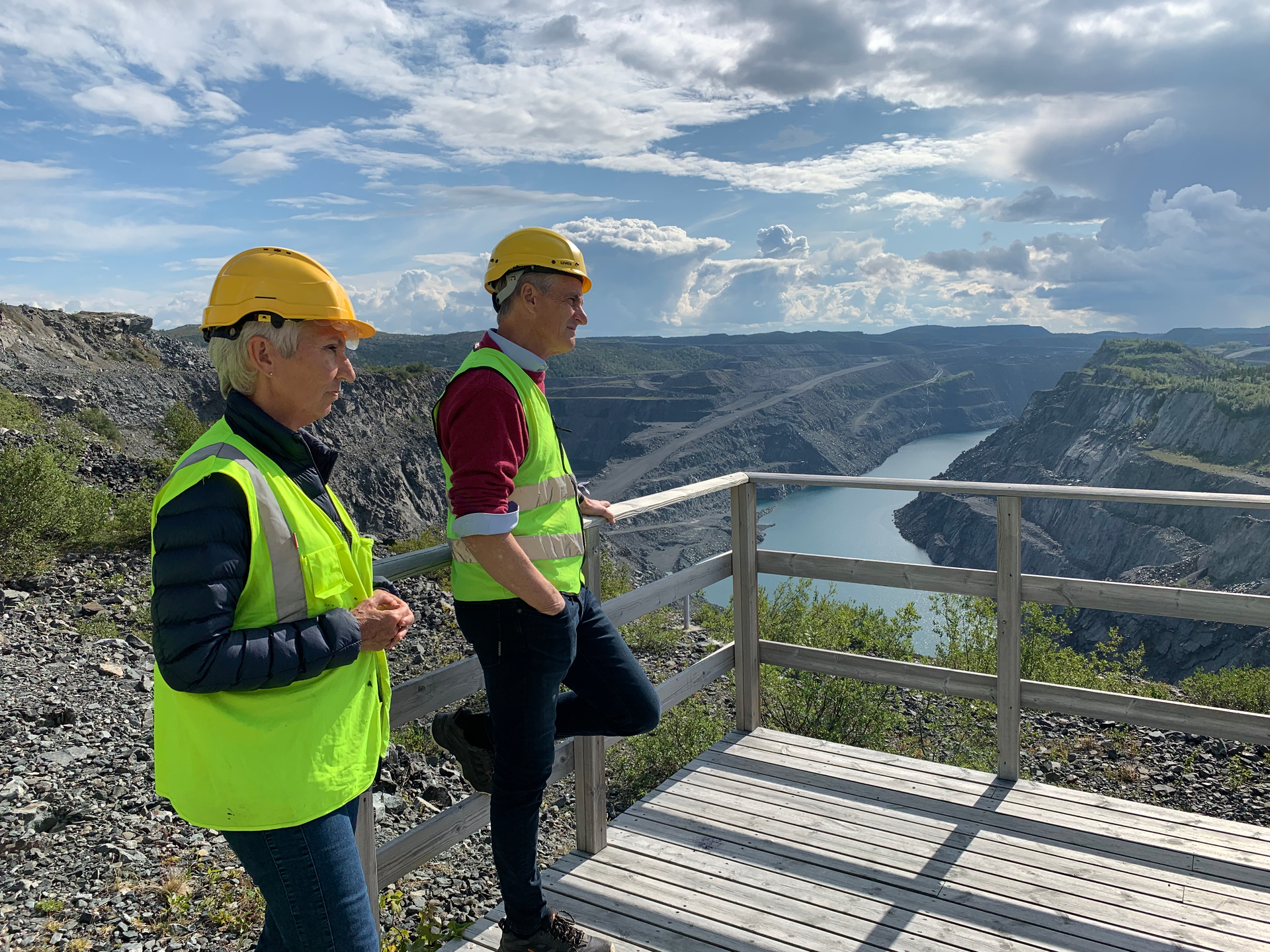 LO-leder Peggy Hessen Følsvik og statsminister Jonas Gahr Støre på et platå på Sydvaranger. Foto.