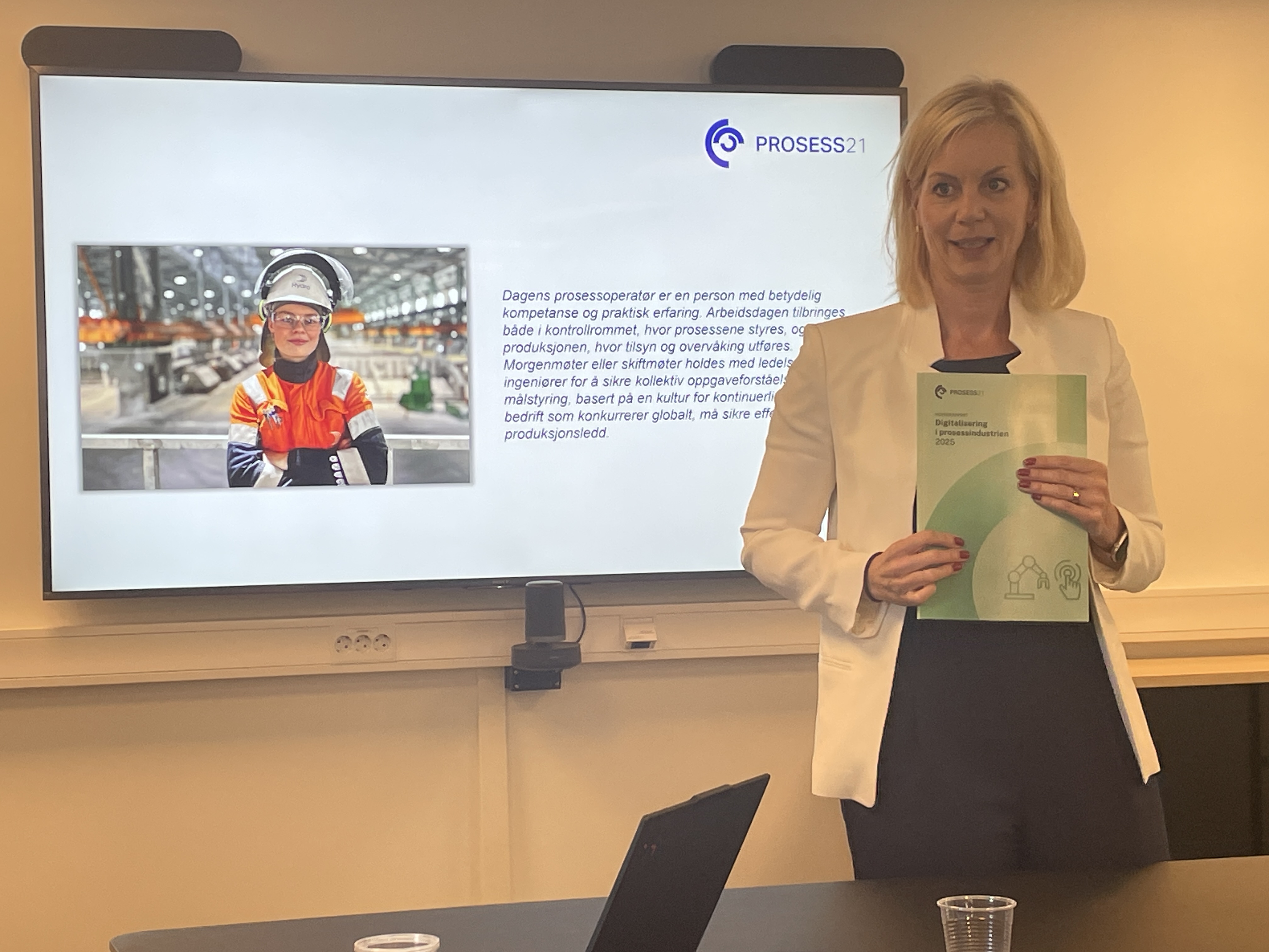 Statsråd Sigrunn Aasland mottar rapport
