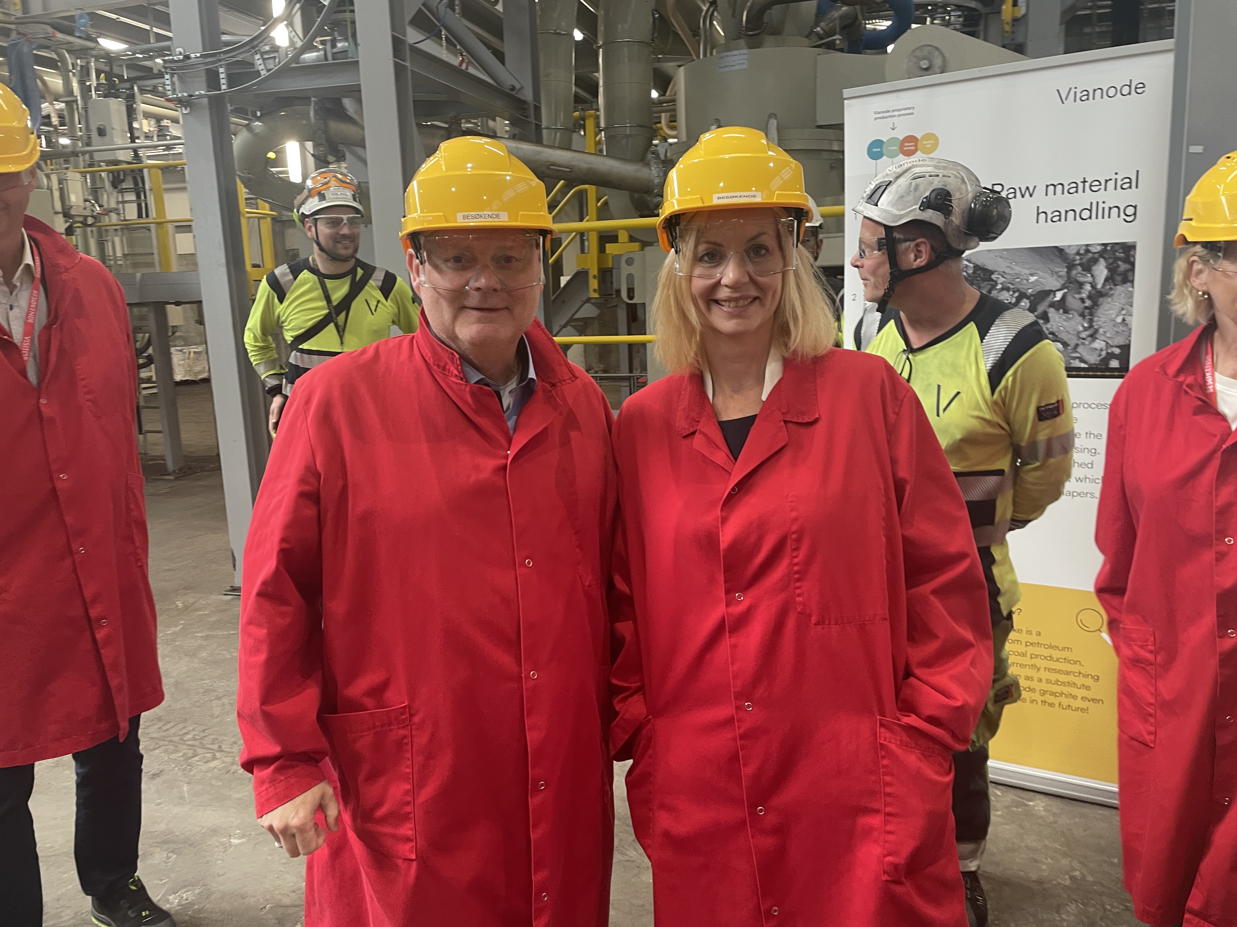 mann og kvinne i gule hjelmer