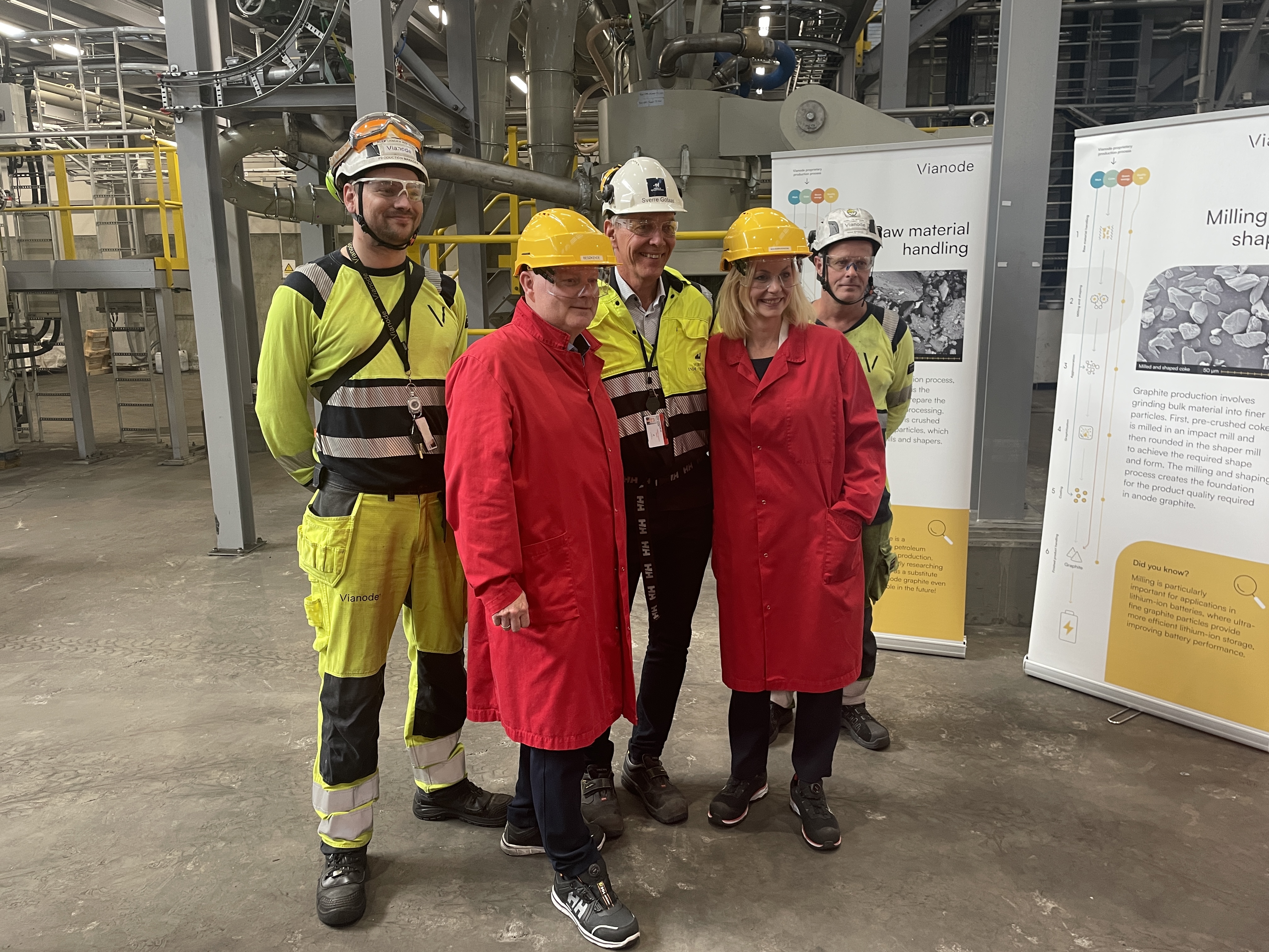 Tomasgaard og Aasland sammen med representanter fra Vianode og Herøya Industripark