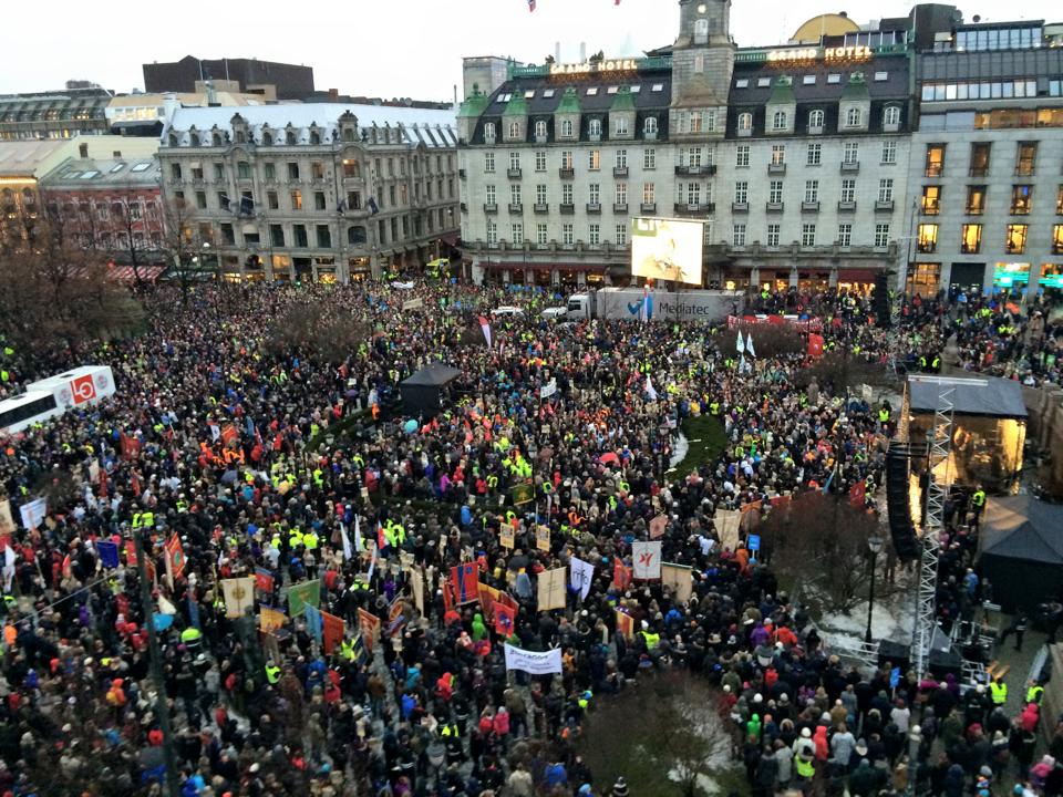 Oversiktsbilde av demonstrasjonstog utenfor Youngstorget i Oslo. 