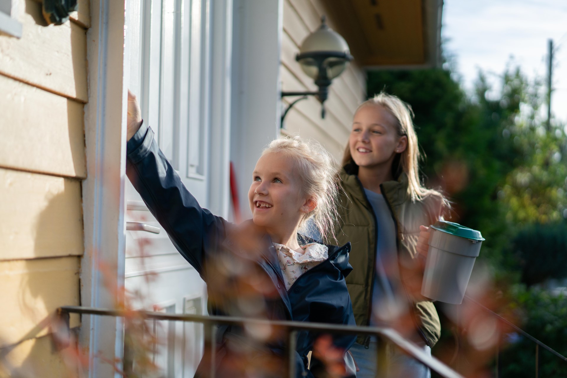 Barn som banker på dør med bøsse til TV-aksjonen. Foto.