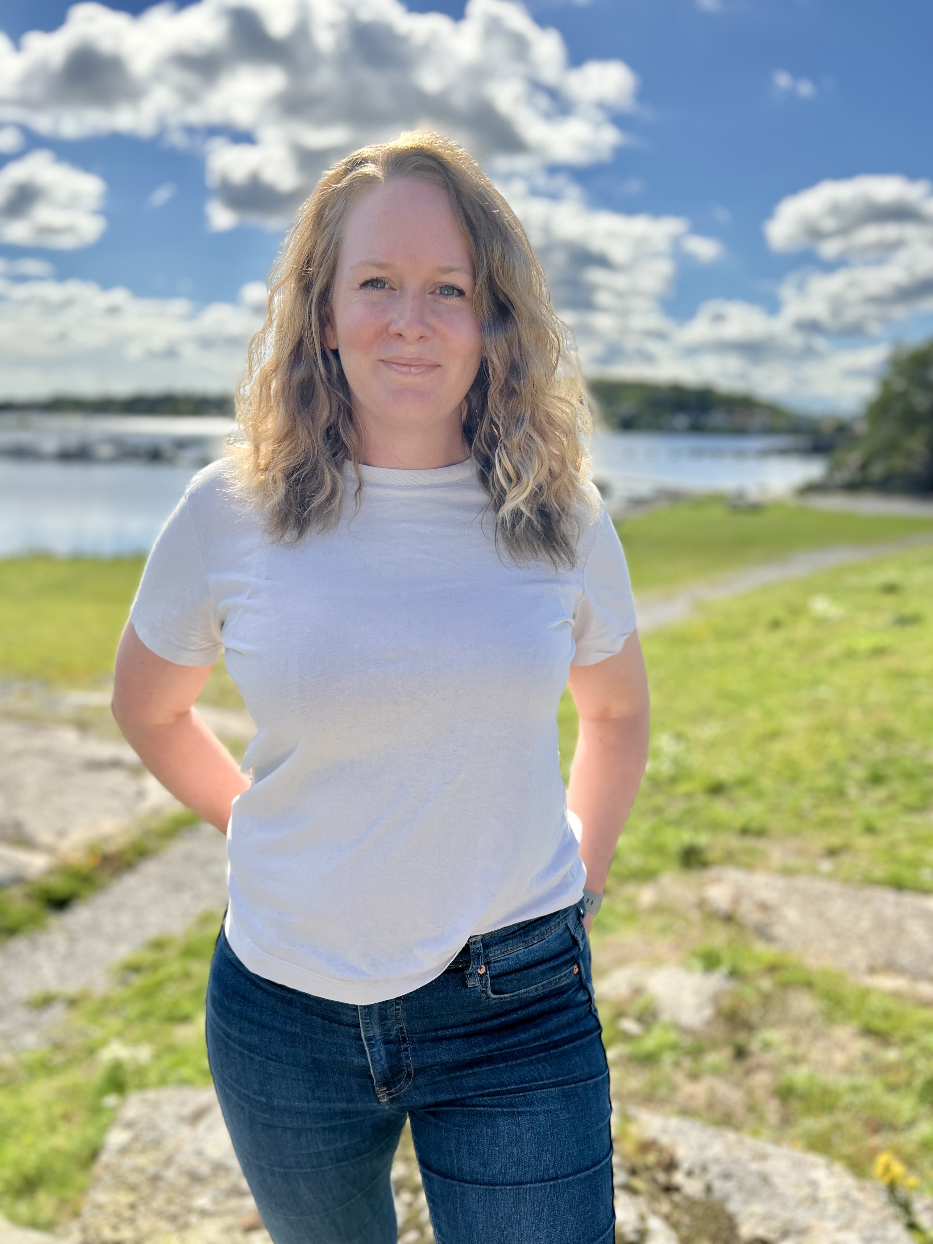 Kvinne som står på en strand