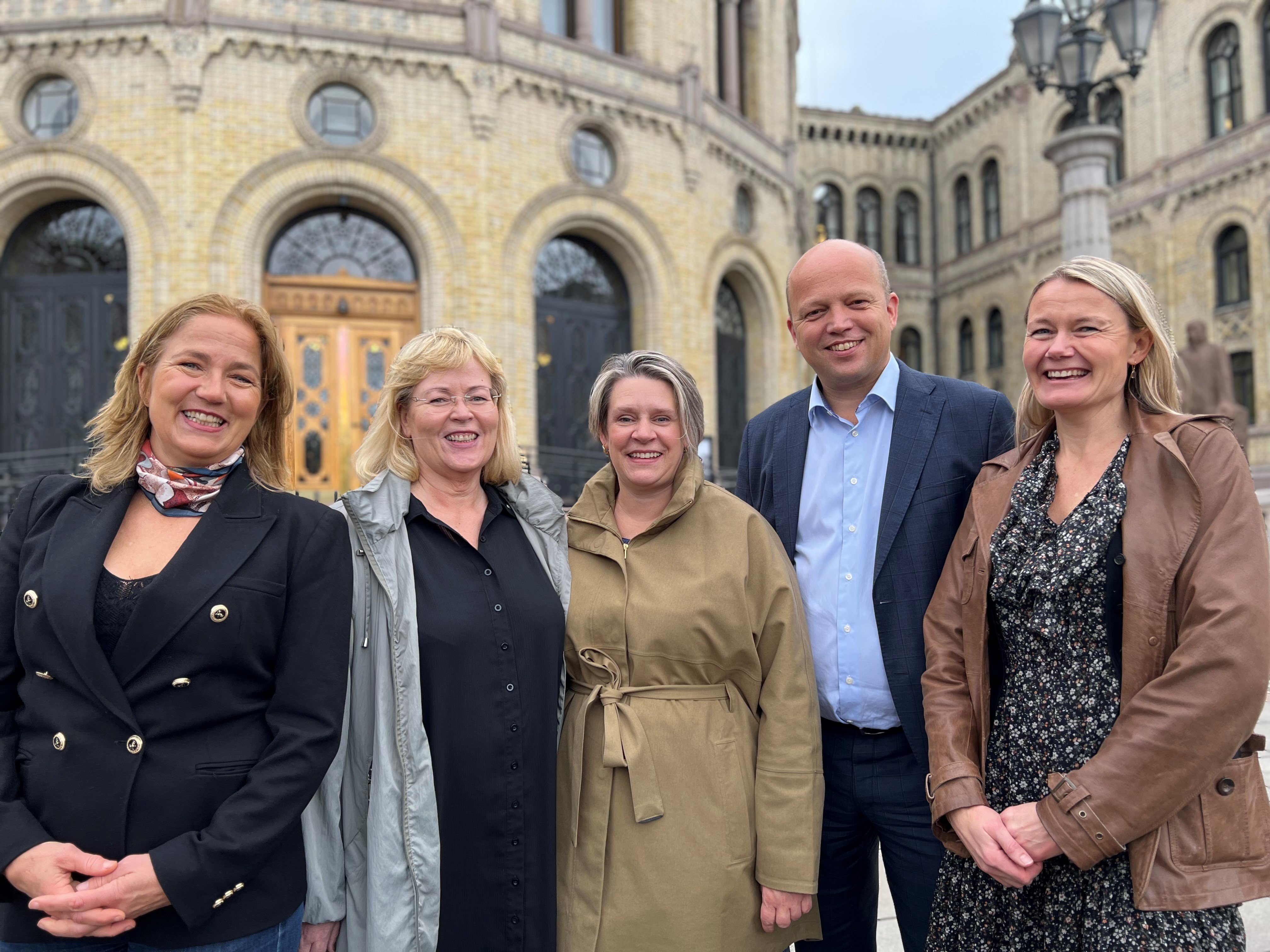 LO-advokatene og deler av LOs ledelse sammen med deler av regjeringen utenfor Stortinget. Foto.