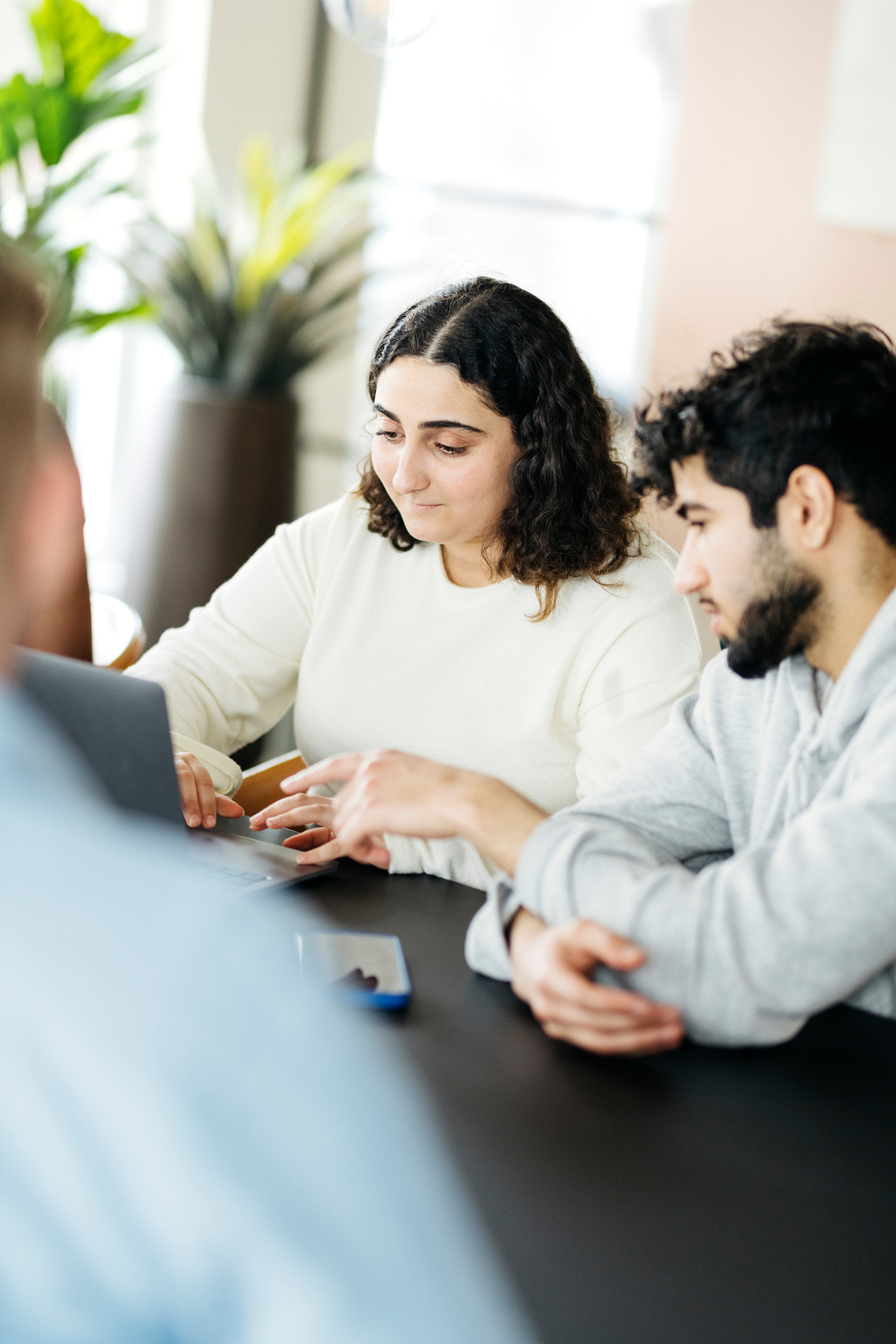 Ung mann i kontorlandsskap. Foto
