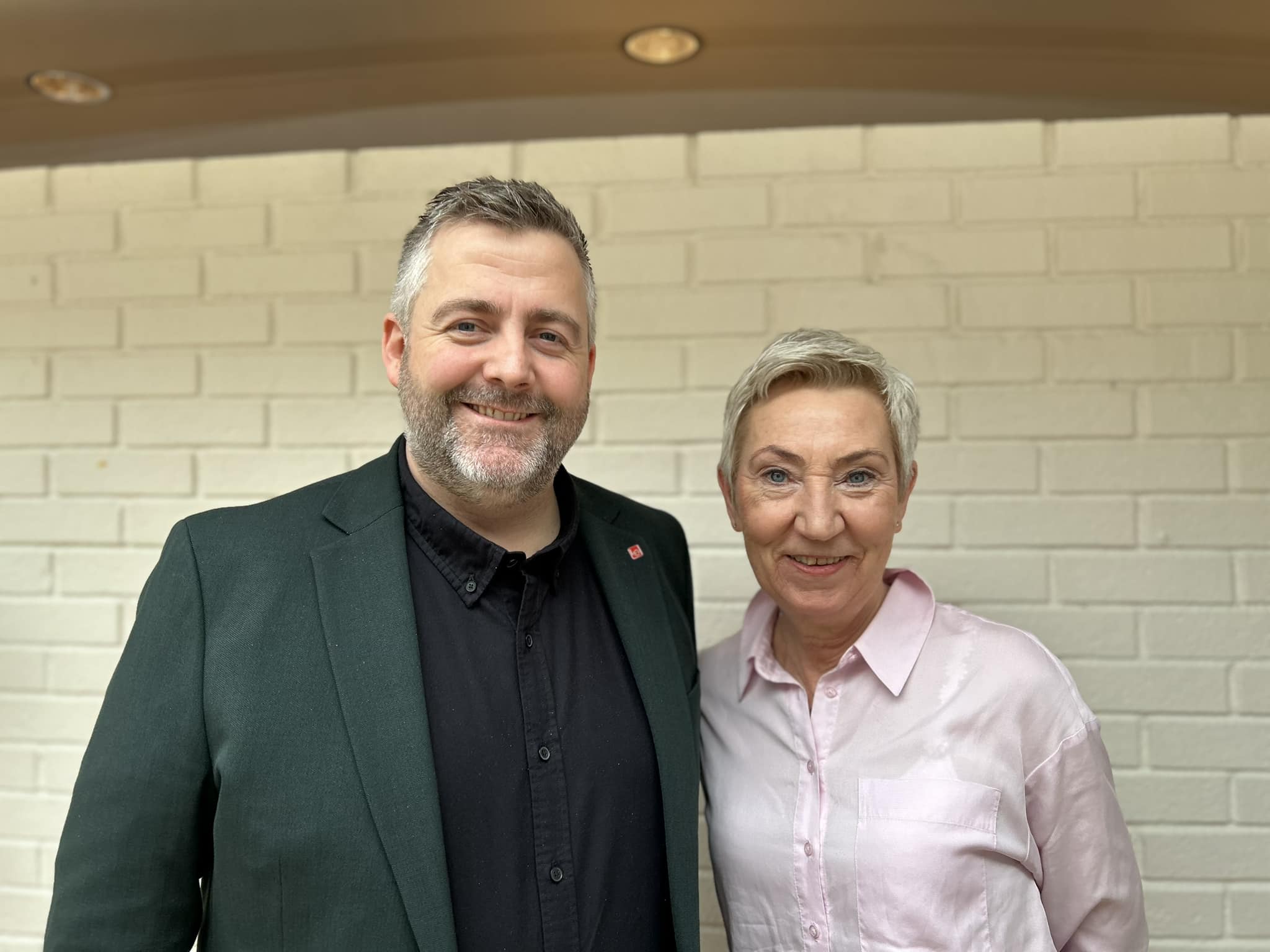 Regionleder Torbjørn Ness og LO-leder Peggy Hessen Følsvik. Foto.