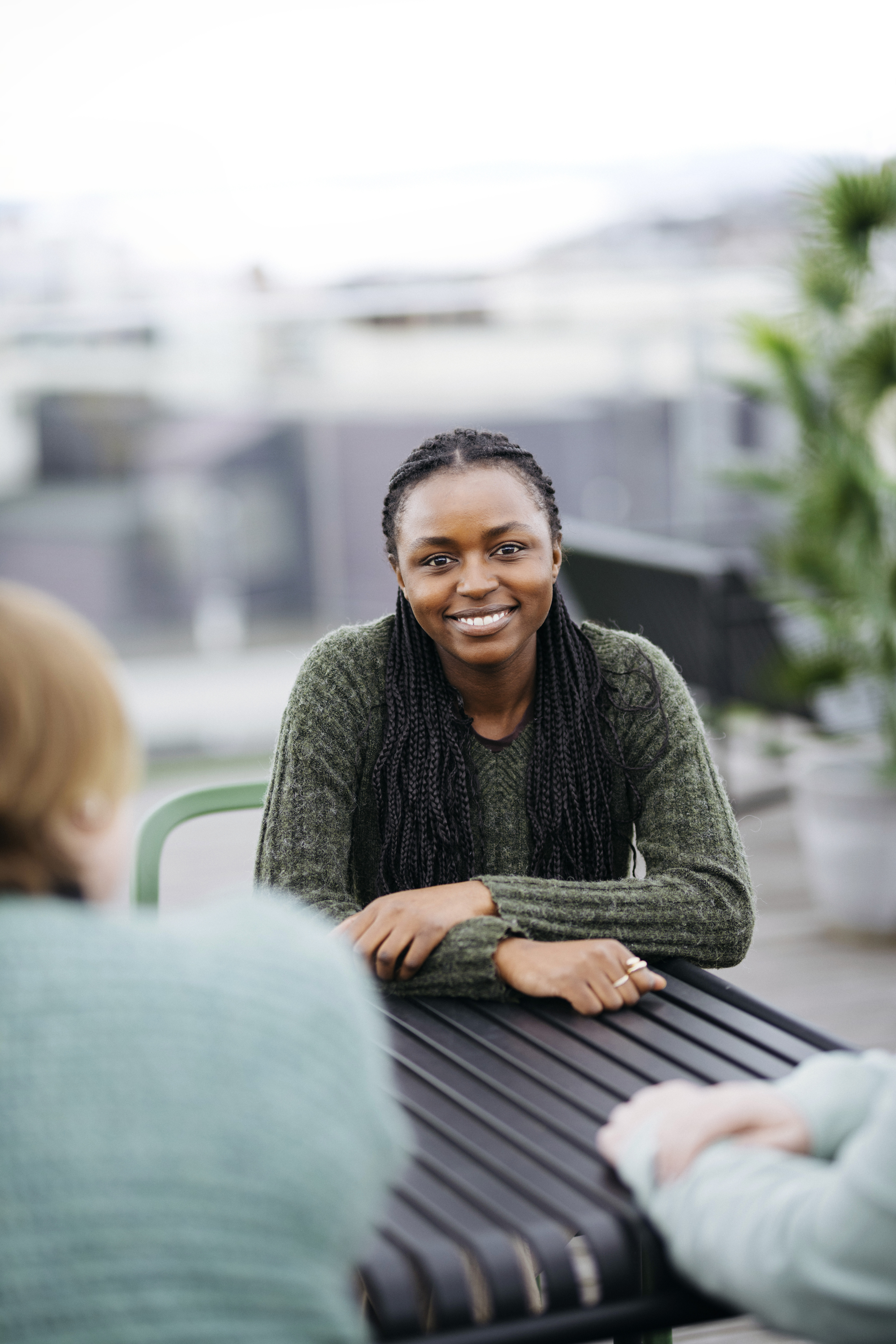 Ung jente som smiler og ser rett inn i kamera
