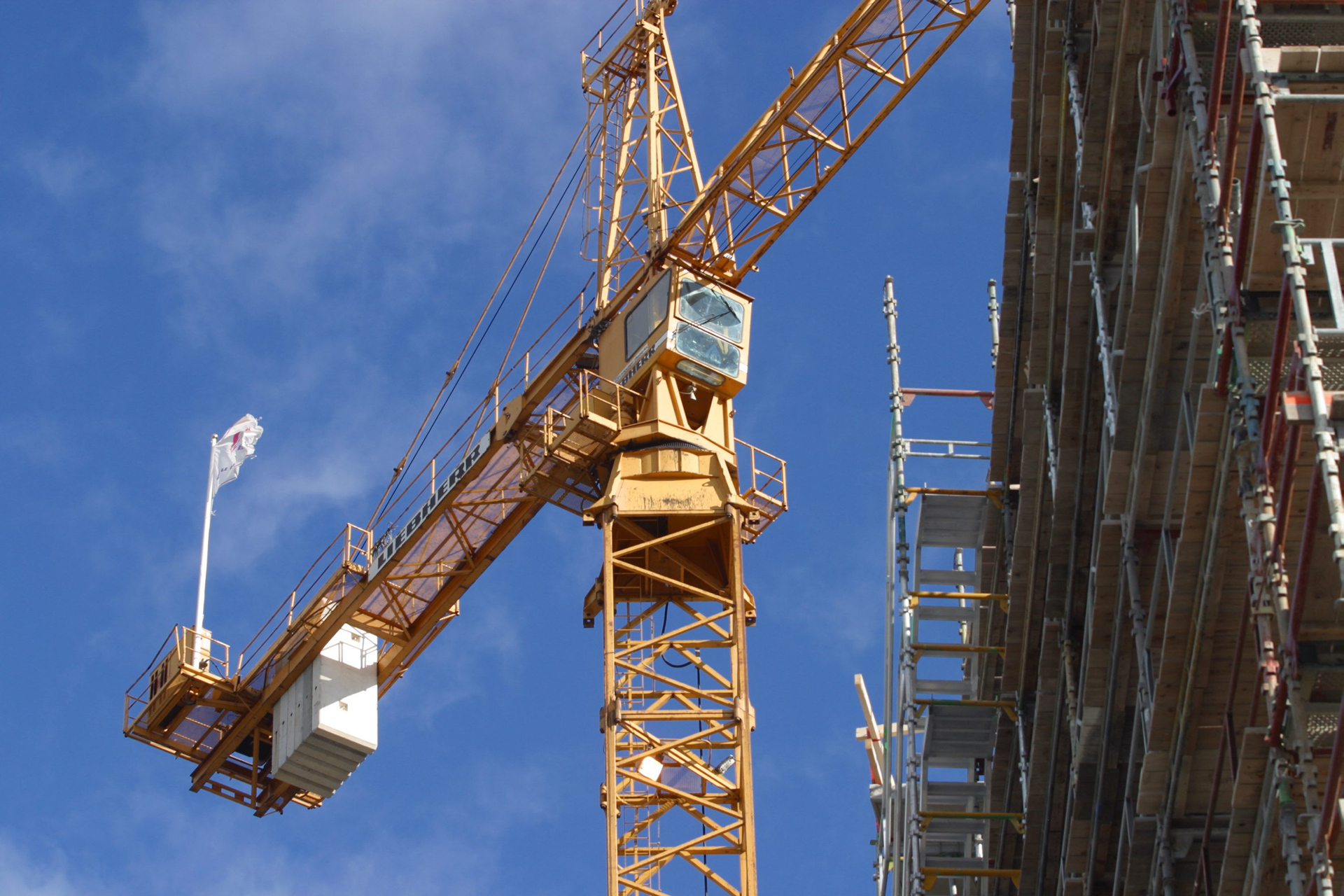 Gul heisekran på byggeplass