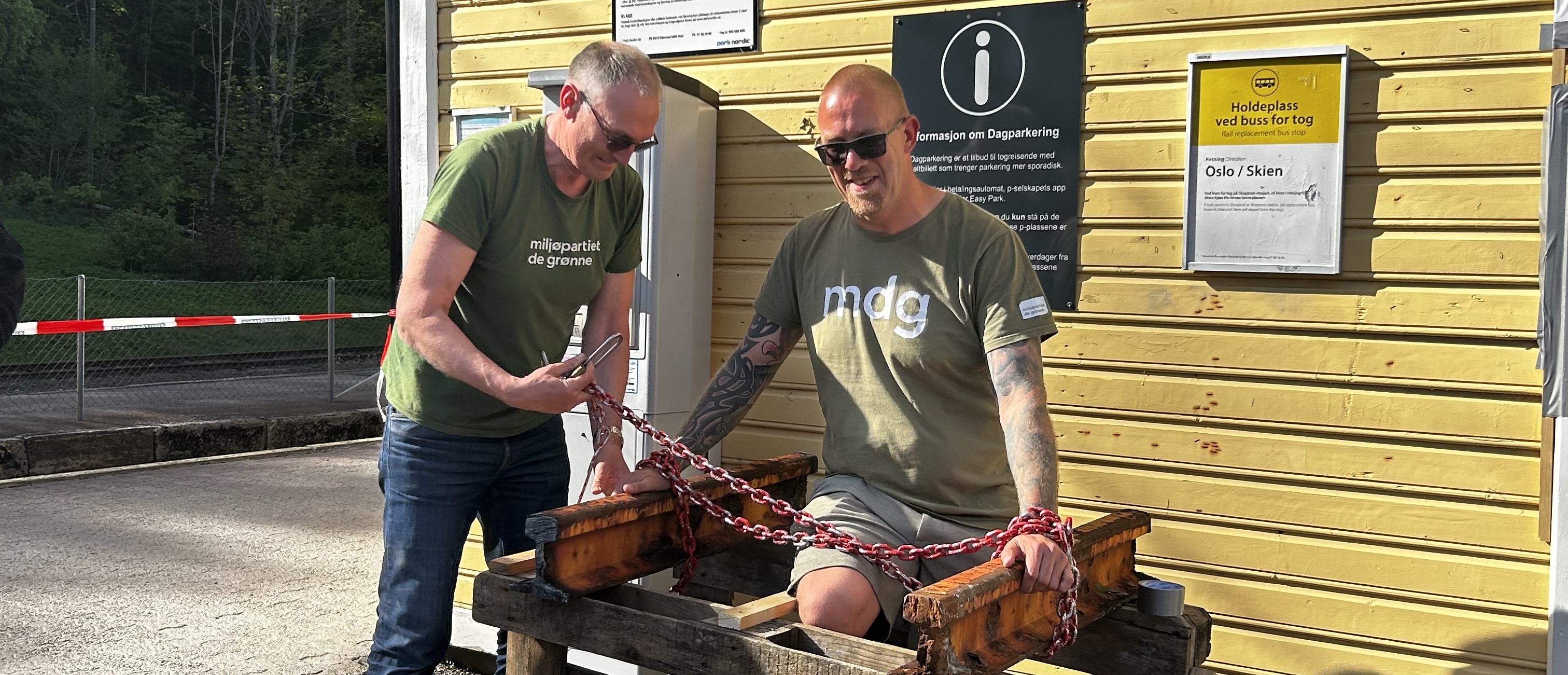 MDGs gruppeleder i Horten lenker seg fast i to løse togskinner som er stilt opp på europaller på perongen på Skoppum stasjon.