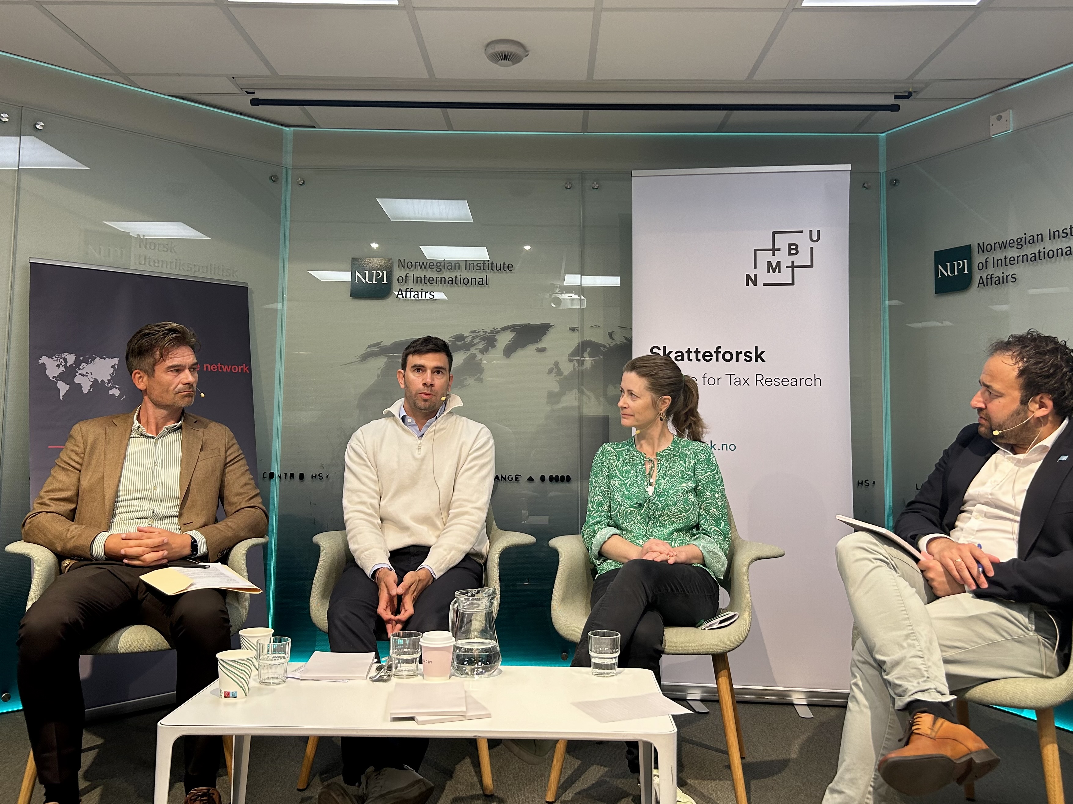 LOs sjeføkonom Roger Bjørnstad i panel med leder for Skatteforsk, Annette Alstadsæter og UDs spesialrepresentant for internasjonal skatt, Daniel Gimenez.