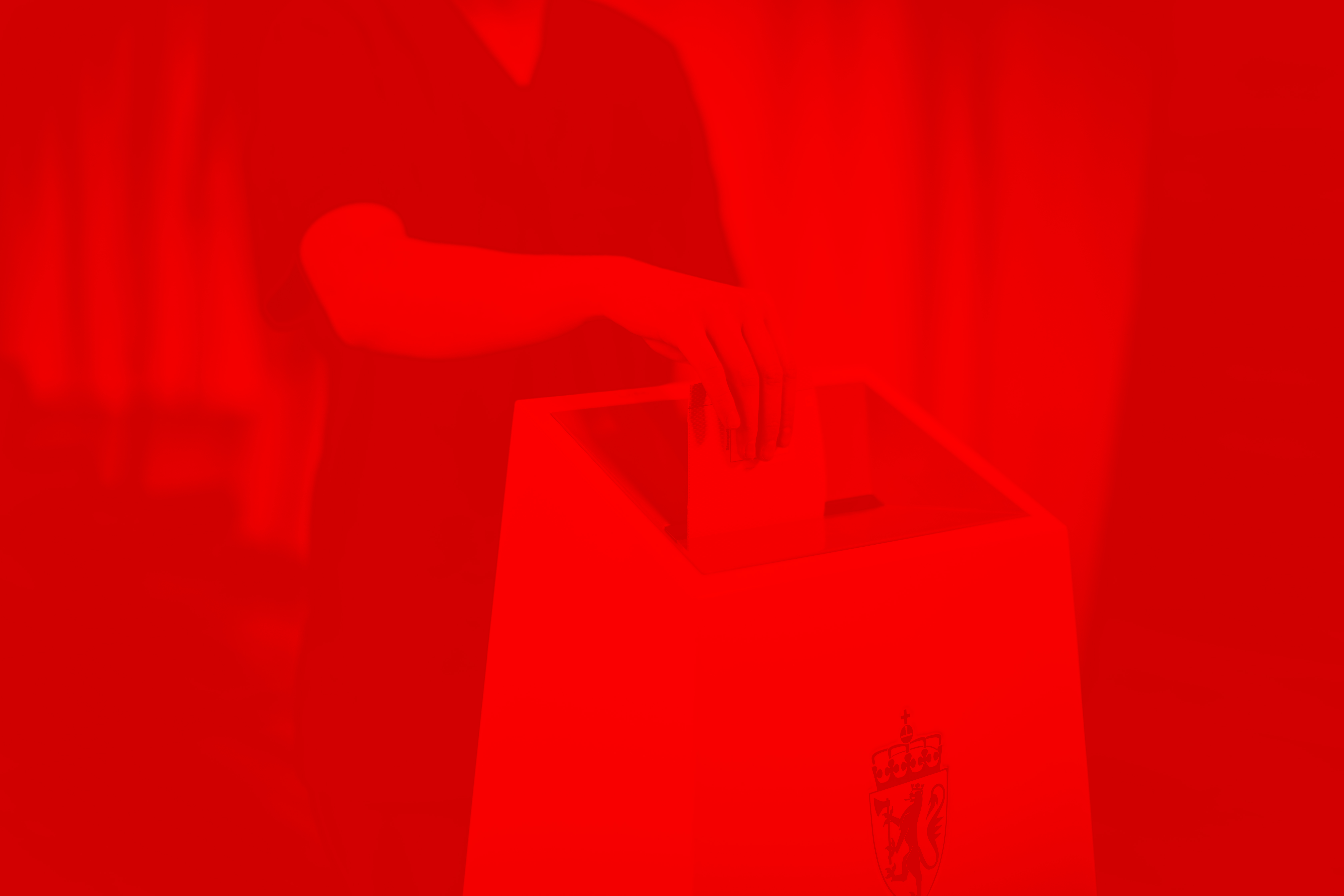 Rødt bilde med en som putter stemmeseddel i stemmeurnen. Illustrasjonsbilde for Stortingsvalget 2025.