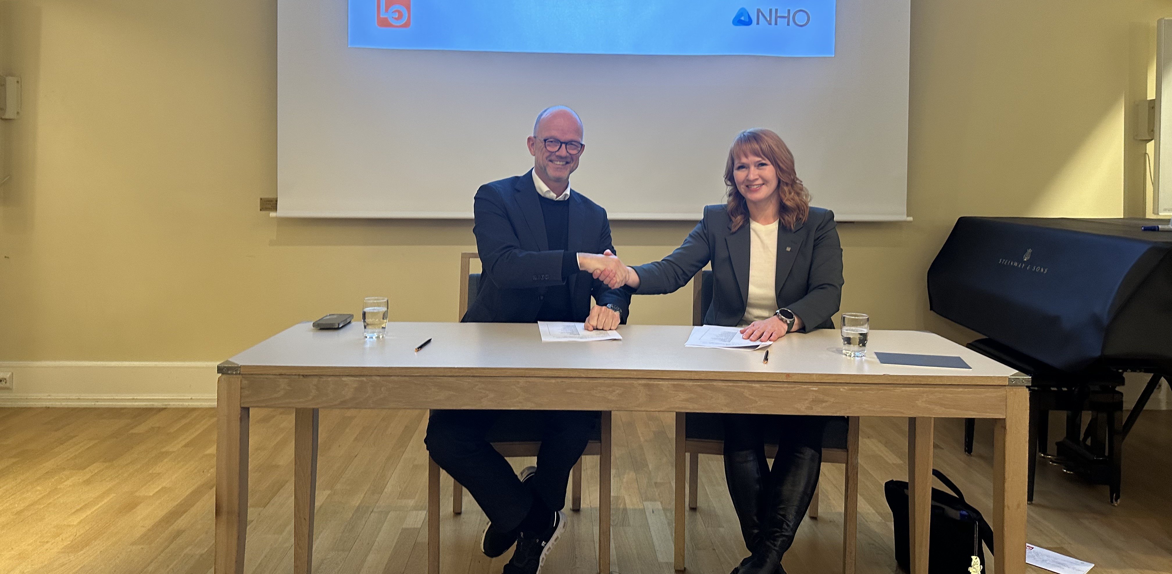 NHOs administrerende direktør distter sammen med LO-lederen etter å ha signert protokollen