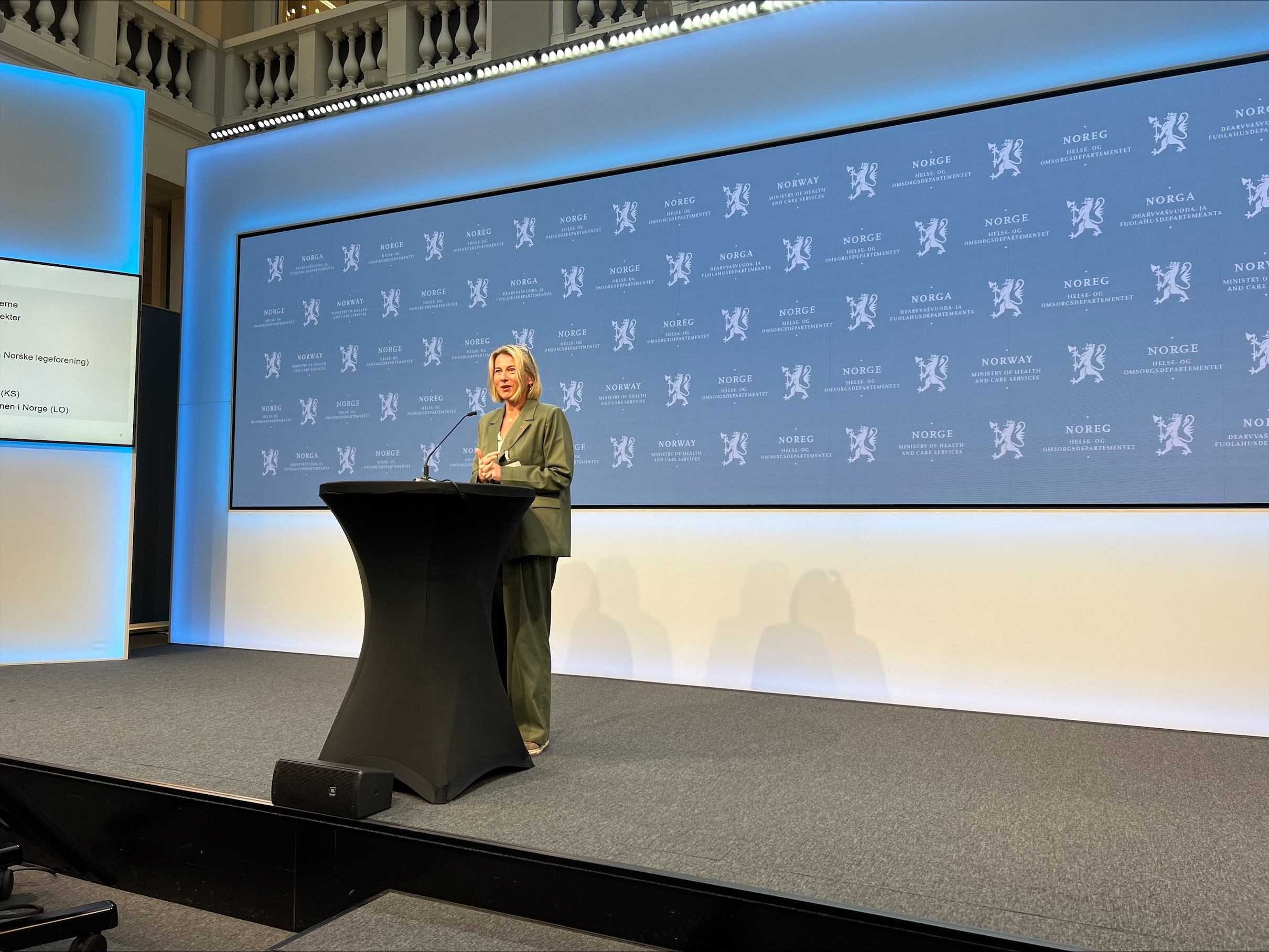 LO-sekretær Kathrine Haugland Martinsen på talerstolen ved regjeringens fremleggelse av Helsepersonellplanen 2024. Foto