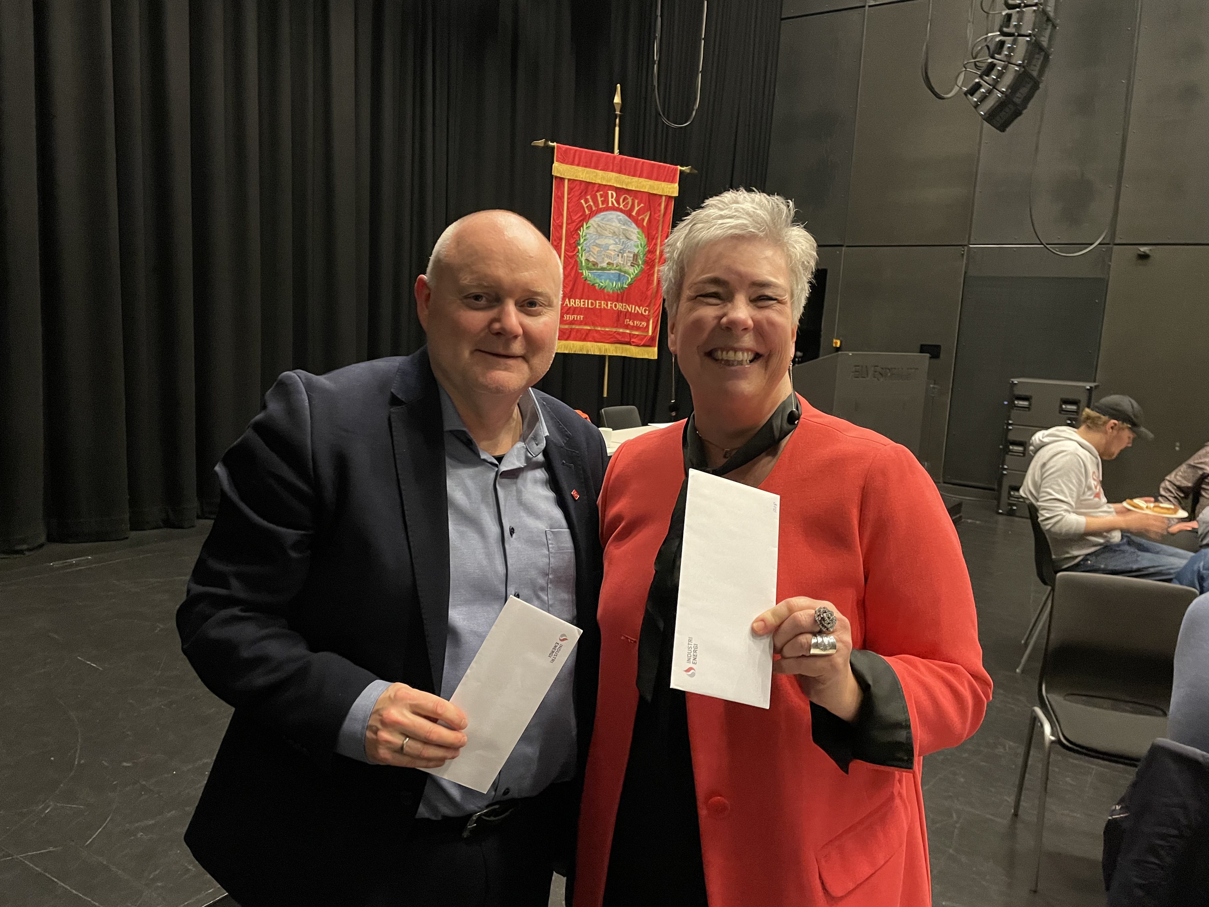 mann og kvinne og fane