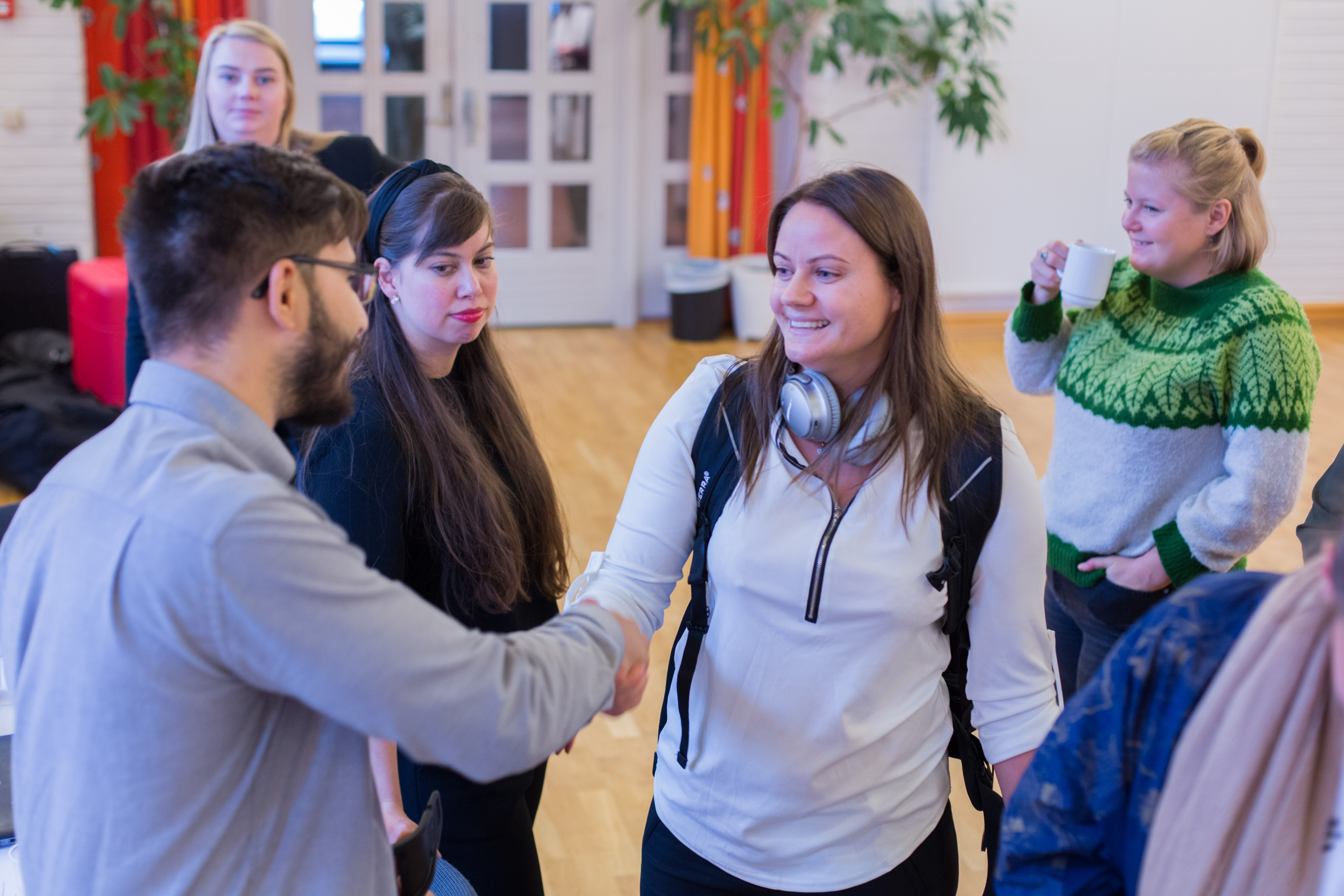 To kursdeltakere hilser på hverandre under et kurs på Sørmarka.
