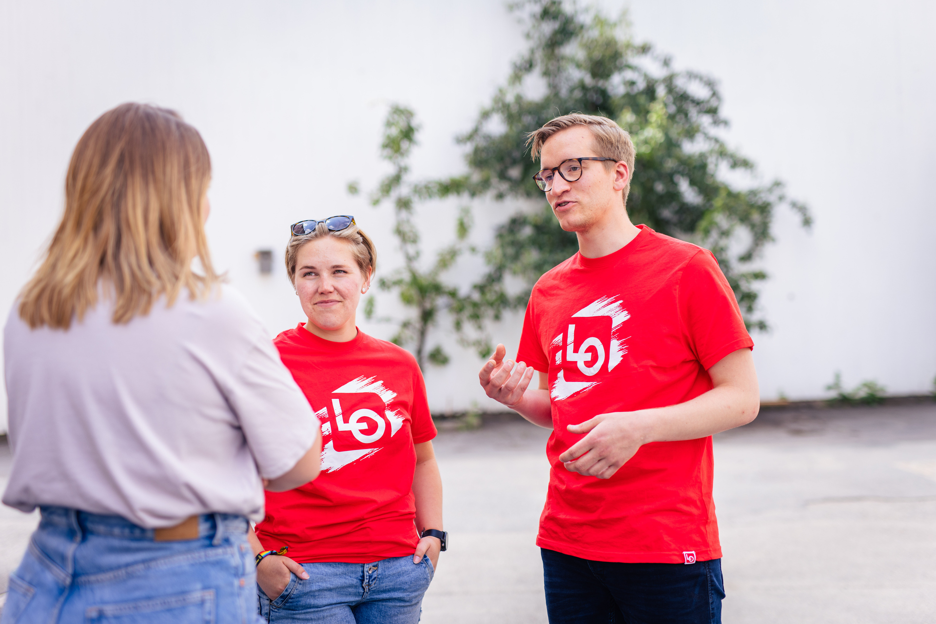 LOs sommerpatruljesjef snakker med unge arbeidstakere ute. Foto.