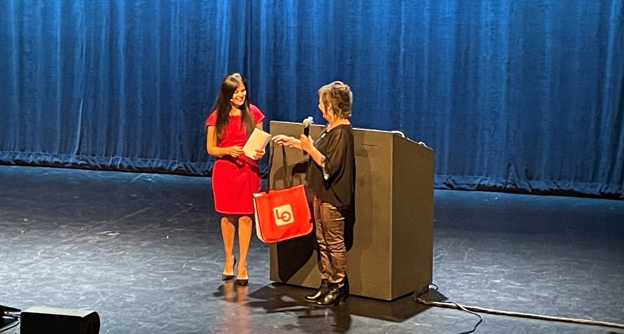 Anita Kåss mottar gave fra Carol i LO