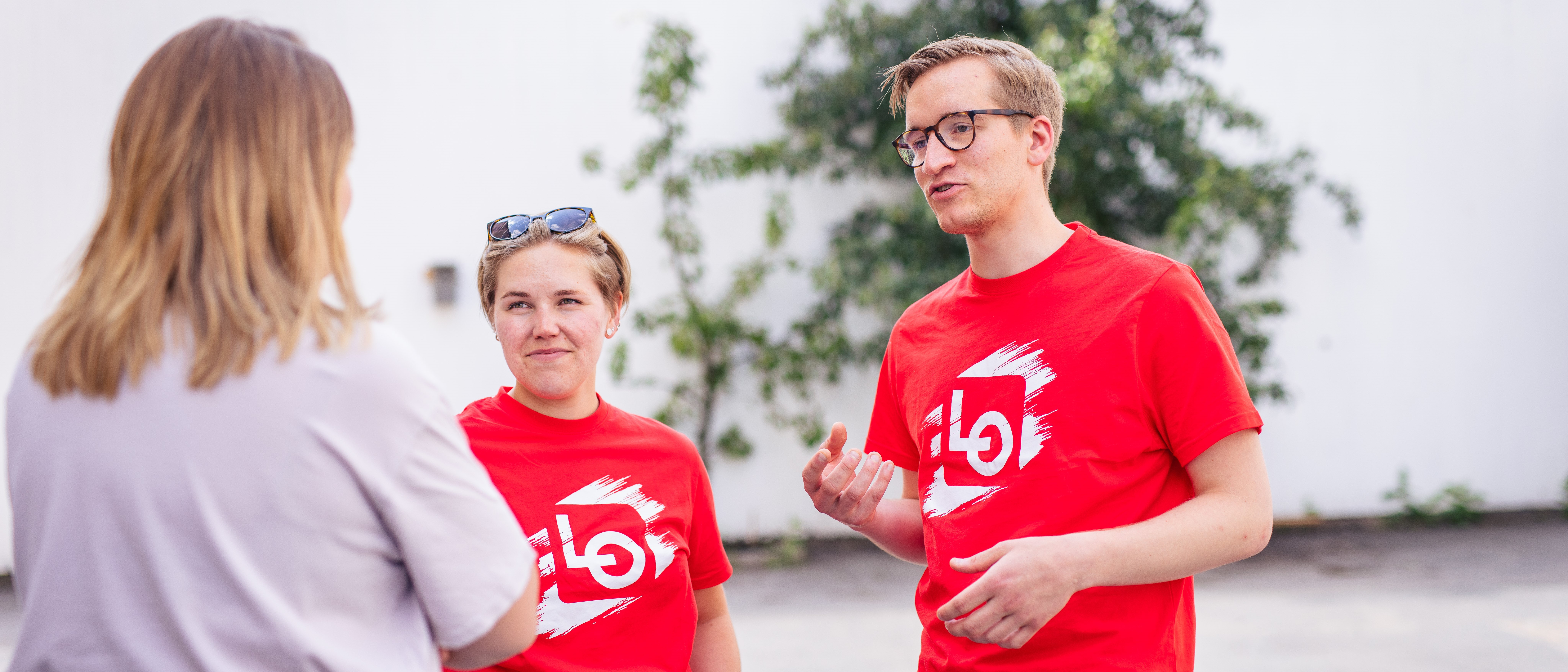 Sommerpatruljen i dialog med en ansatt på en bedrift.