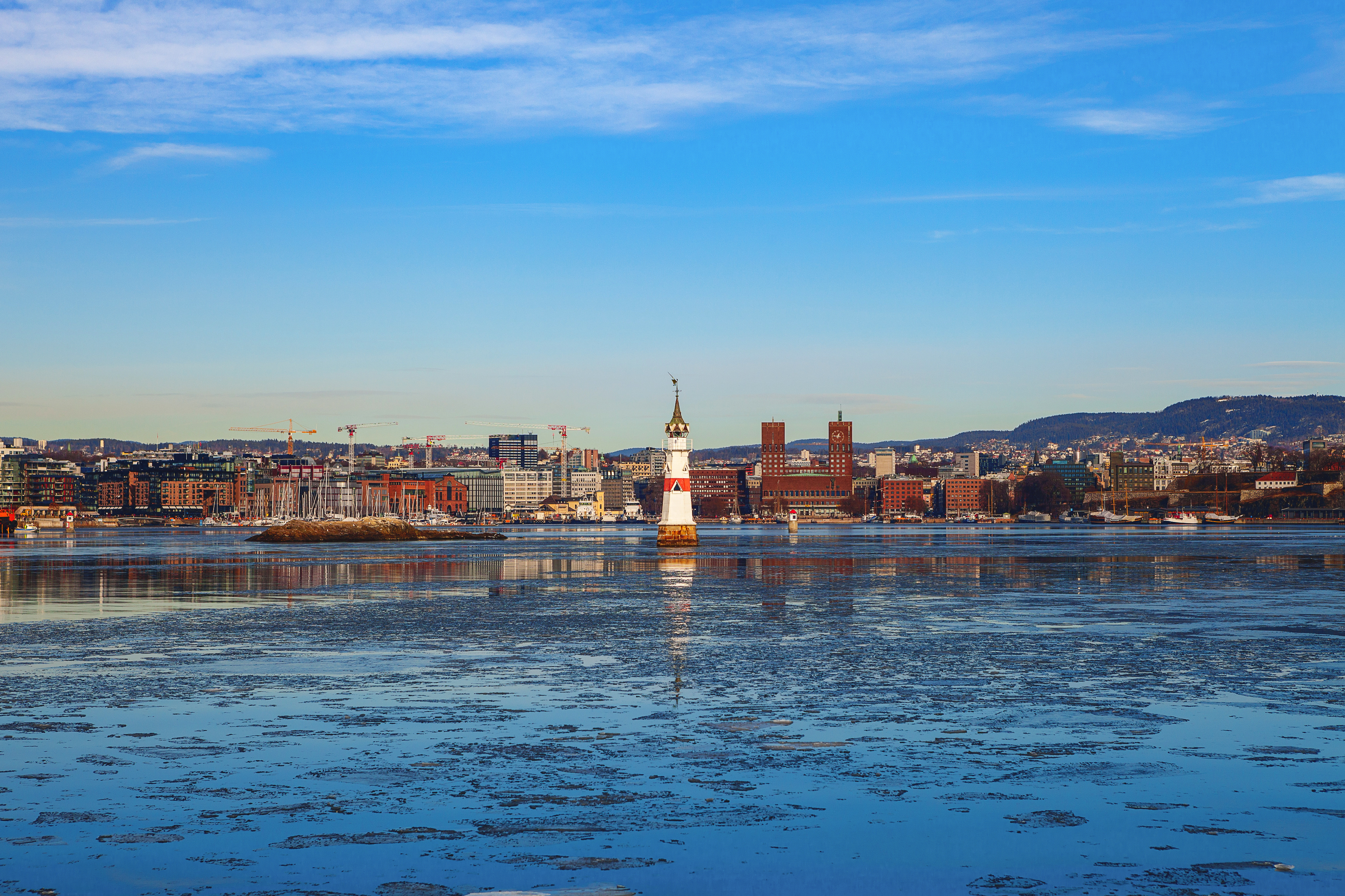 Bilde av Oslo tatt fra fjorden, fyrtårn og rådhus syntes langt unna