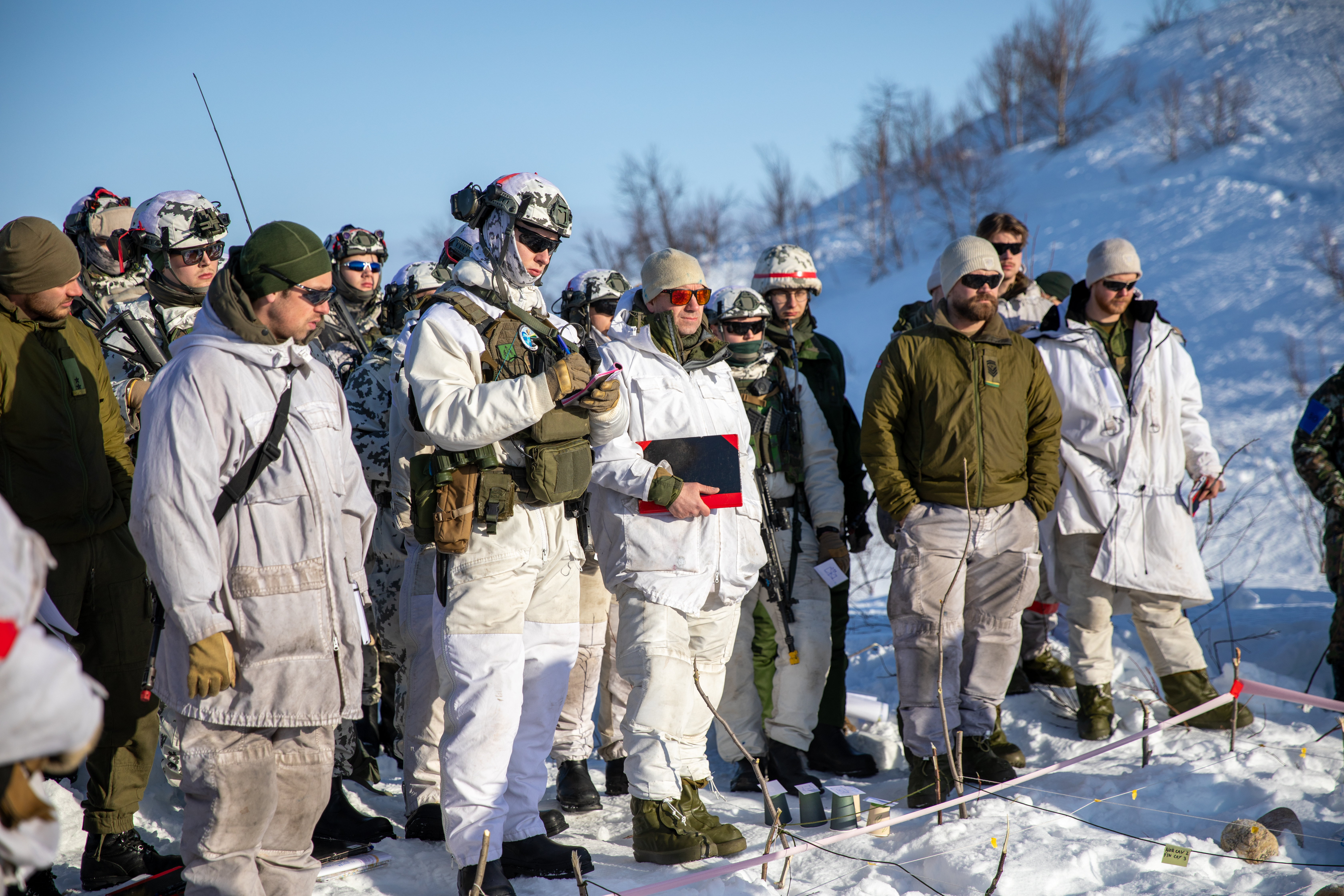 En gruppe militært personell på øvelse i Norge står sammen i gruppe. Foto.