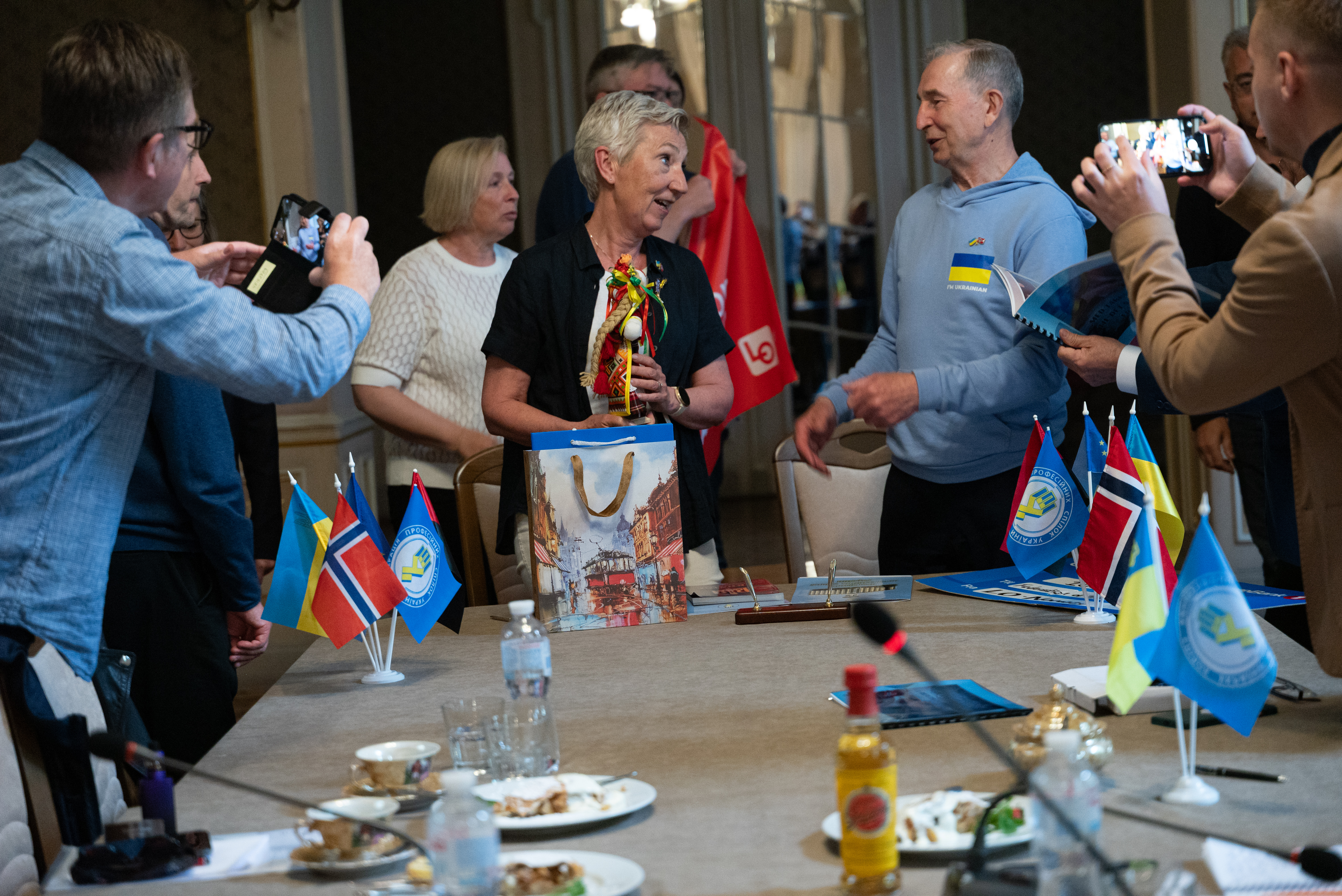 LO-leder Peggy Hessen Følsvik møter ukrainsk fagbevegelse.