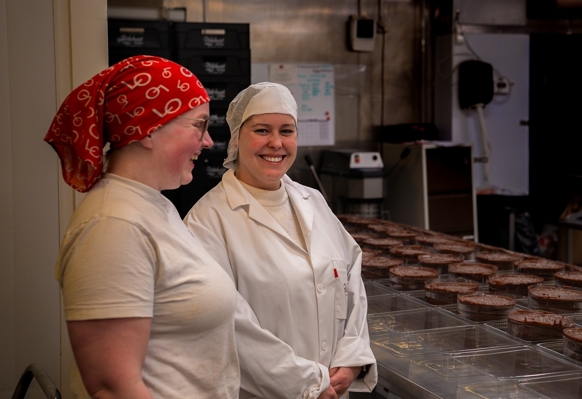 To kvinner som står i et bakeri. Foto.